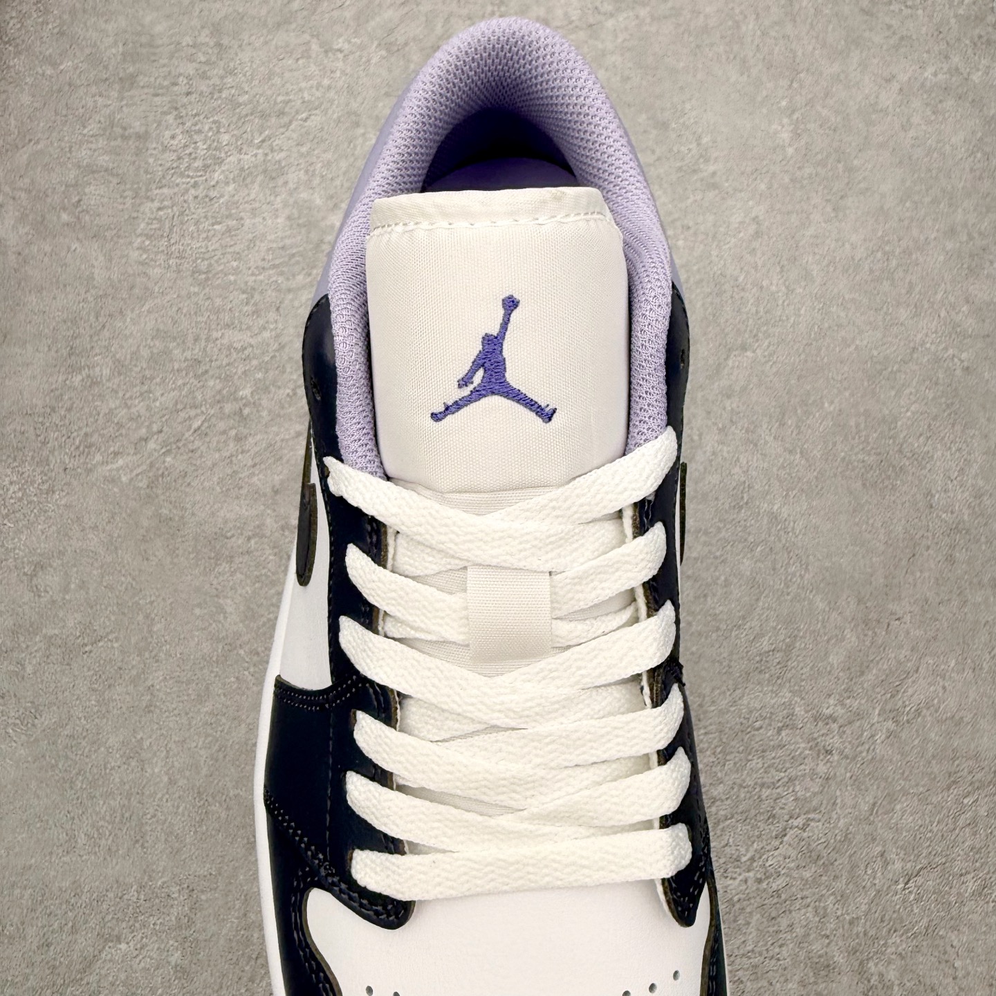 图片[5]-＃小DT Air Jordan AJ1 Low 低帮系列 全新流水线出品 超强性价比 DT版本平替选择 市场第二梯队 全部原鞋开发 原楦原纸板开发 全鞋电脑针车 原厂内置全掌气垫 原盒内在原标 唯一Zp原版鞋带绑法 免检产品 全新2022版型 全头层皮料 完美零毛边处理 原厂配置全掌气垫 价格定位良心 几十个配色陆续出货 实拍调校N版已经零色差零失真 百分百还原实物色彩所见即所得 不存在货不对板色差等低级问题 选购参考实物拍摄 不混卖不参货 只用心做好货严格选品 承诺混一赔十 尺码：36 36.5 37.5 38 38.5 39 40 40.5 41 42 42.5 43 44 44.5 45 46-选品中心