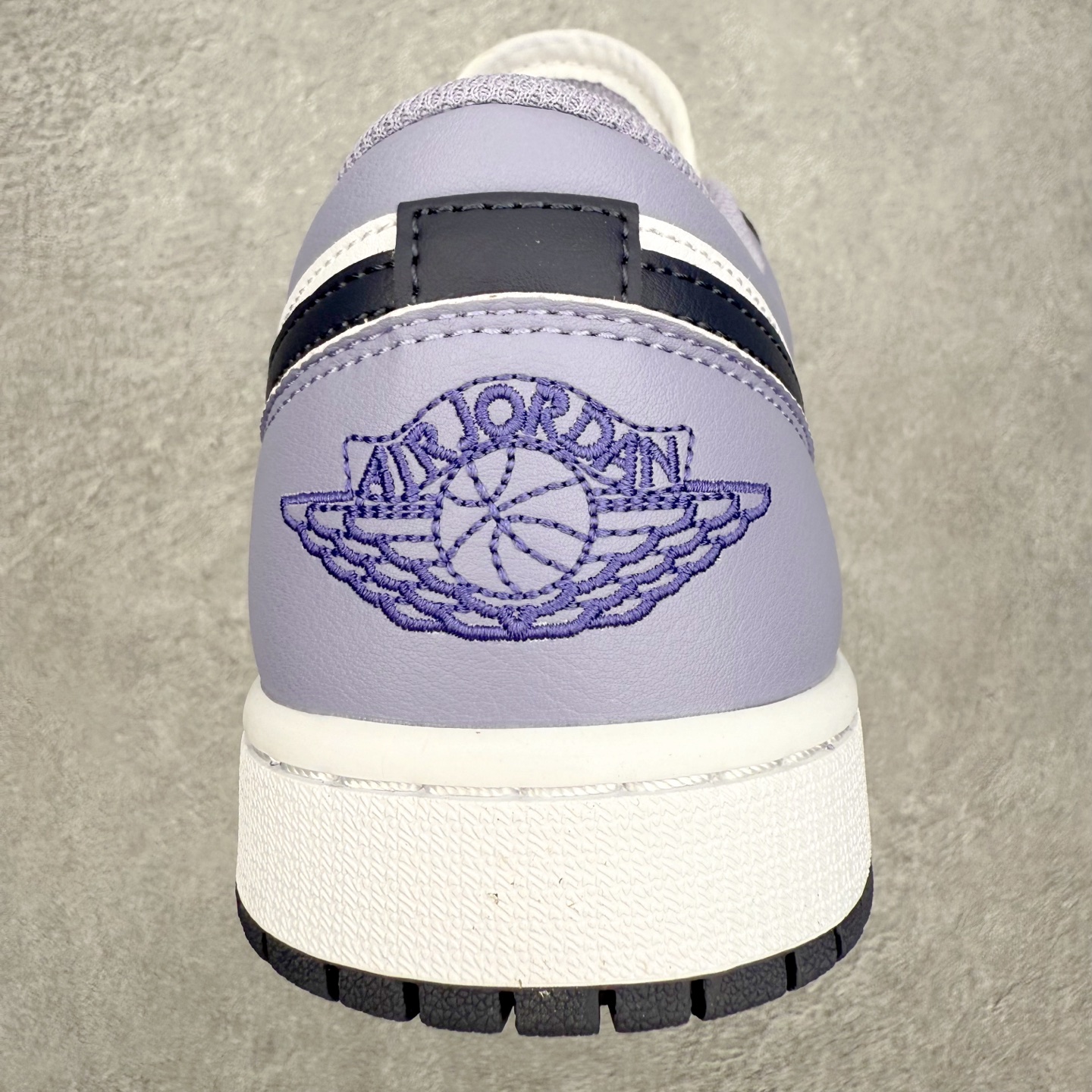 图片[8]-＃小DT Air Jordan AJ1 Low 低帮系列 全新流水线出品 超强性价比 DT版本平替选择 市场第二梯队 全部原鞋开发 原楦原纸板开发 全鞋电脑针车 原厂内置全掌气垫 原盒内在原标 唯一Zp原版鞋带绑法 免检产品 全新2022版型 全头层皮料 完美零毛边处理 原厂配置全掌气垫 价格定位良心 几十个配色陆续出货 实拍调校N版已经零色差零失真 百分百还原实物色彩所见即所得 不存在货不对板色差等低级问题 选购参考实物拍摄 不混卖不参货 只用心做好货严格选品 承诺混一赔十 尺码：36 36.5 37.5 38 38.5 39 40 40.5 41 42 42.5 43 44 44.5 45 46-选品中心