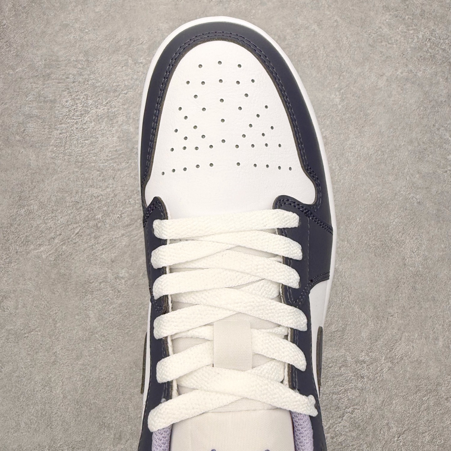 图片[4]-＃小DT Air Jordan AJ1 Low 低帮系列 全新流水线出品 超强性价比 DT版本平替选择 市场第二梯队 全部原鞋开发 原楦原纸板开发 全鞋电脑针车 原厂内置全掌气垫 原盒内在原标 唯一Zp原版鞋带绑法 免检产品 全新2022版型 全头层皮料 完美零毛边处理 原厂配置全掌气垫 价格定位良心 几十个配色陆续出货 实拍调校N版已经零色差零失真 百分百还原实物色彩所见即所得 不存在货不对板色差等低级问题 选购参考实物拍摄 不混卖不参货 只用心做好货严格选品 承诺混一赔十 尺码：36 36.5 37.5 38 38.5 39 40 40.5 41 42 42.5 43 44 44.5 45 46-选品中心