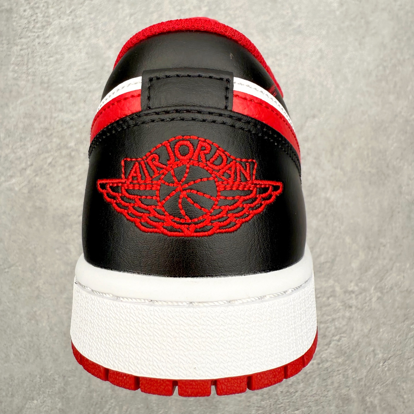图片[8]-＃小DT Air Jordan AJ1 Low 低帮系列 全新流水线出品 超强性价比 DT版本平替选择 市场第二梯队 全部原鞋开发 原楦原纸板开发 全鞋电脑针车 原厂内置全掌气垫 原盒内在原标 唯一Zp原版鞋带绑法 免检产品 全新2022版型 全头层皮料 完美零毛边处理 原厂配置全掌气垫 价格定位良心 几十个配色陆续出货 实拍调校N版已经零色差零失真 百分百还原实物色彩所见即所得 不存在货不对板色差等低级问题 选购参考实物拍摄 不混卖不参货 只用心做好货严格选品 承诺混一赔十 尺码：36 36.5 37.5 38 38.5 39 40 40.5 41 42 42.5 43 44 44.5 45 46-选品中心