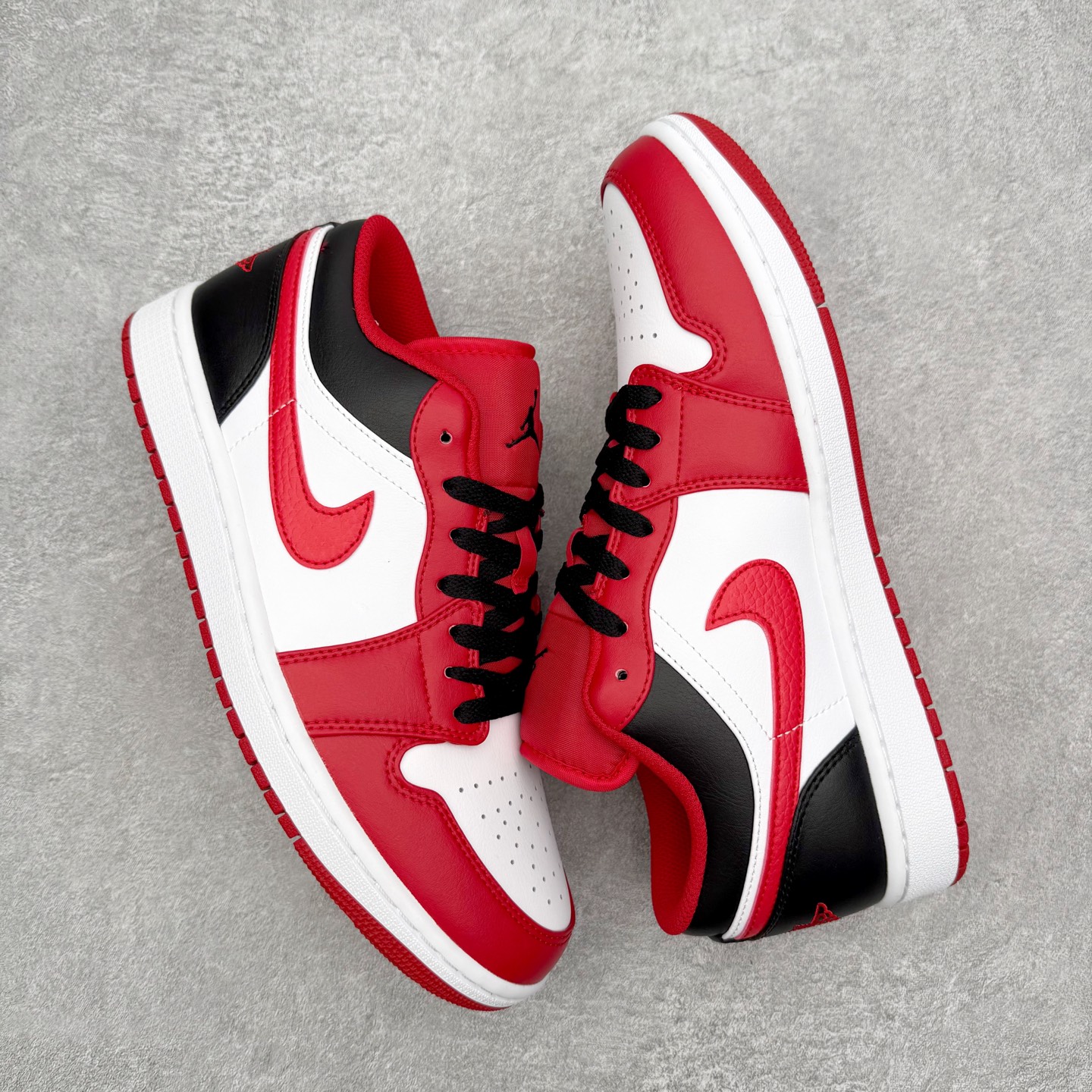 图片[3]-＃小DT Air Jordan AJ1 Low 低帮系列 全新流水线出品 超强性价比 DT版本平替选择 市场第二梯队 全部原鞋开发 原楦原纸板开发 全鞋电脑针车 原厂内置全掌气垫 原盒内在原标 唯一Zp原版鞋带绑法 免检产品 全新2022版型 全头层皮料 完美零毛边处理 原厂配置全掌气垫 价格定位良心 几十个配色陆续出货 实拍调校N版已经零色差零失真 百分百还原实物色彩所见即所得 不存在货不对板色差等低级问题 选购参考实物拍摄 不混卖不参货 只用心做好货严格选品 承诺混一赔十 尺码：36 36.5 37.5 38 38.5 39 40 40.5 41 42 42.5 43 44 44.5 45 46-选品中心