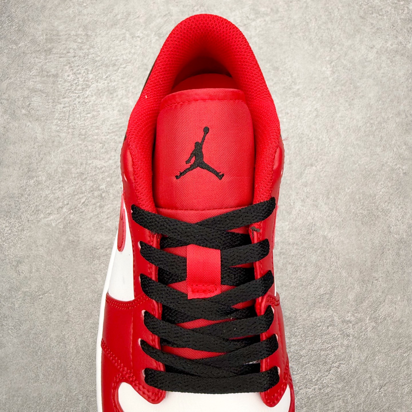 图片[5]-＃小DT Air Jordan AJ1 Low 低帮系列 全新流水线出品 超强性价比 DT版本平替选择 市场第二梯队 全部原鞋开发 原楦原纸板开发 全鞋电脑针车 原厂内置全掌气垫 原盒内在原标 唯一Zp原版鞋带绑法 免检产品 全新2022版型 全头层皮料 完美零毛边处理 原厂配置全掌气垫 价格定位良心 几十个配色陆续出货 实拍调校N版已经零色差零失真 百分百还原实物色彩所见即所得 不存在货不对板色差等低级问题 选购参考实物拍摄 不混卖不参货 只用心做好货严格选品 承诺混一赔十 尺码：36 36.5 37.5 38 38.5 39 40 40.5 41 42 42.5 43 44 44.5 45 46-选品中心