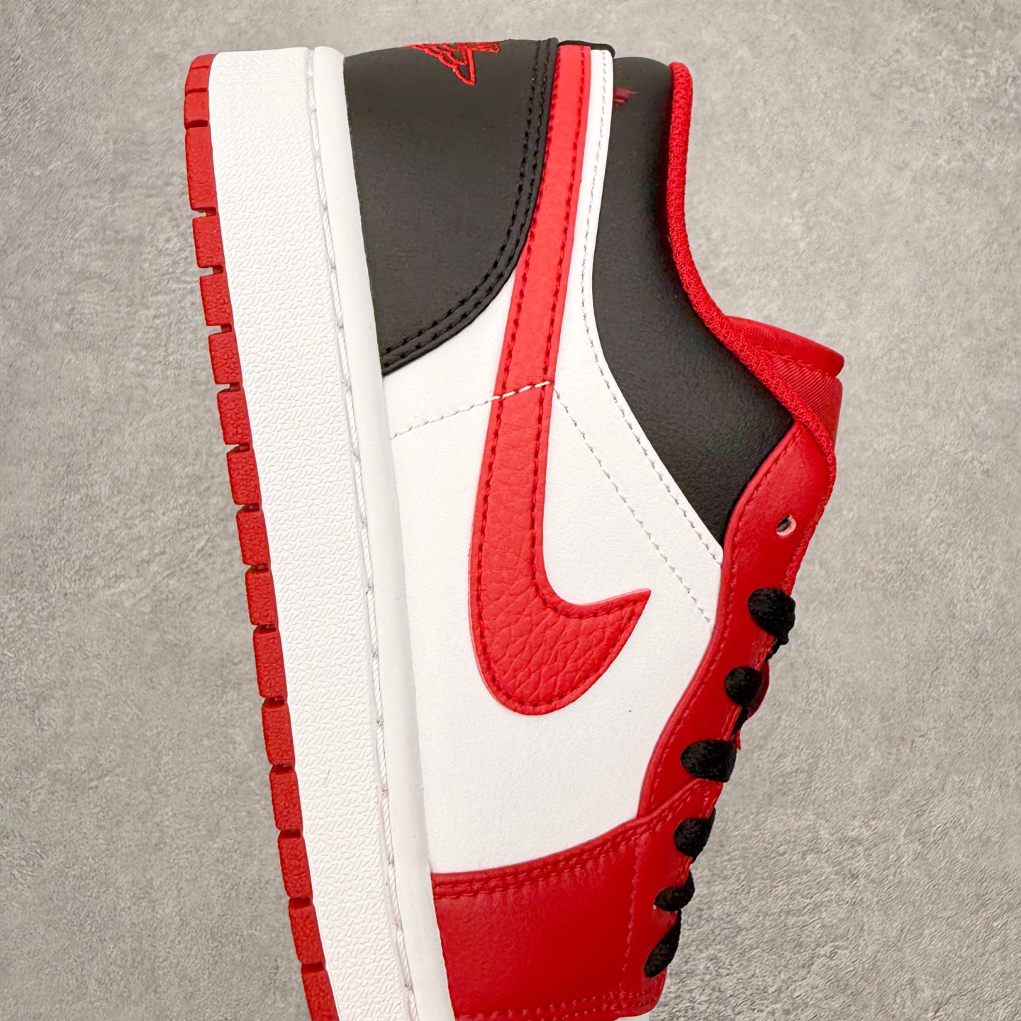 图片[6]-＃小DT Air Jordan AJ1 Low 低帮系列 全新流水线出品 超强性价比 DT版本平替选择 市场第二梯队 全部原鞋开发 原楦原纸板开发 全鞋电脑针车 原厂内置全掌气垫 原盒内在原标 唯一Zp原版鞋带绑法 免检产品 全新2022版型 全头层皮料 完美零毛边处理 原厂配置全掌气垫 价格定位良心 几十个配色陆续出货 实拍调校N版已经零色差零失真 百分百还原实物色彩所见即所得 不存在货不对板色差等低级问题 选购参考实物拍摄 不混卖不参货 只用心做好货严格选品 承诺混一赔十 尺码：36 36.5 37.5 38 38.5 39 40 40.5 41 42 42.5 43 44 44.5 45 46-选品中心