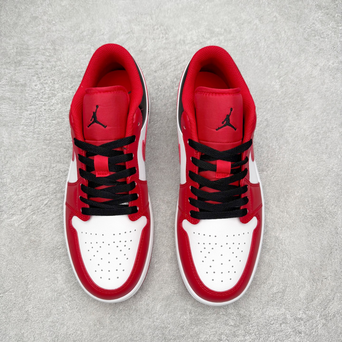 图片[2]-＃小DT Air Jordan AJ1 Low 低帮系列 全新流水线出品 超强性价比 DT版本平替选择 市场第二梯队 全部原鞋开发 原楦原纸板开发 全鞋电脑针车 原厂内置全掌气垫 原盒内在原标 唯一Zp原版鞋带绑法 免检产品 全新2022版型 全头层皮料 完美零毛边处理 原厂配置全掌气垫 价格定位良心 几十个配色陆续出货 实拍调校N版已经零色差零失真 百分百还原实物色彩所见即所得 不存在货不对板色差等低级问题 选购参考实物拍摄 不混卖不参货 只用心做好货严格选品 承诺混一赔十 尺码：36 36.5 37.5 38 38.5 39 40 40.5 41 42 42.5 43 44 44.5 45 46-选品中心