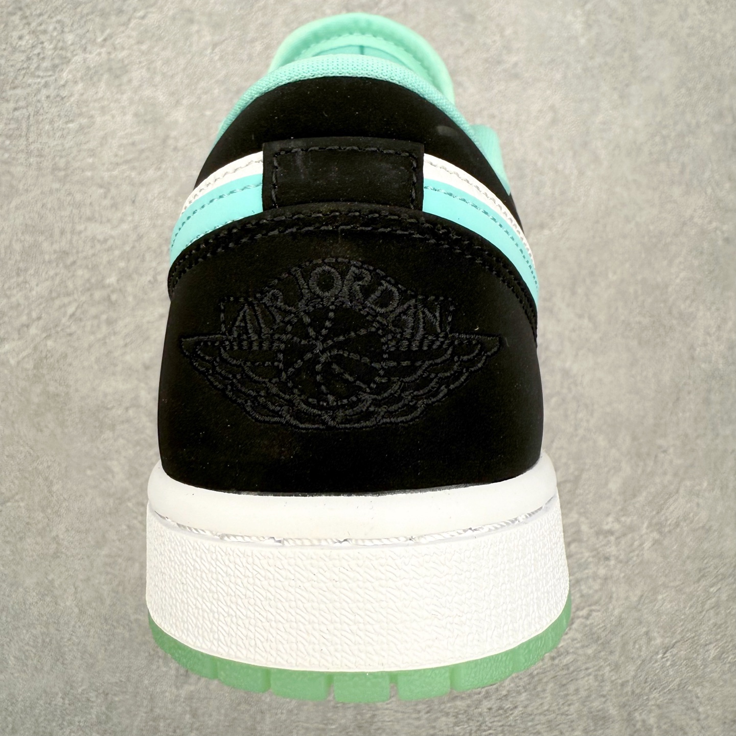 图片[8]-＃小DT Air Jordan AJ1 Low 低帮系列 全新流水线出品 超强性价比 DT版本平替选择 市场第二梯队 全部原鞋开发 原楦原纸板开发 全鞋电脑针车 原厂内置全掌气垫 原盒内在原标 唯一Zp原版鞋带绑法 免检产品 全新2022版型 全头层皮料 完美零毛边处理 原厂配置全掌气垫 价格定位良心 几十个配色陆续出货 实拍调校N版已经零色差零失真 百分百还原实物色彩所见即所得 不存在货不对板色差等低级问题 选购参考实物拍摄 不混卖不参货 只用心做好货严格选品 承诺混一赔十 尺码：36 36.5 37.5 38 38.5 39 40 40.5 41 42 42.5 43 44 44.5 45 46-选品中心