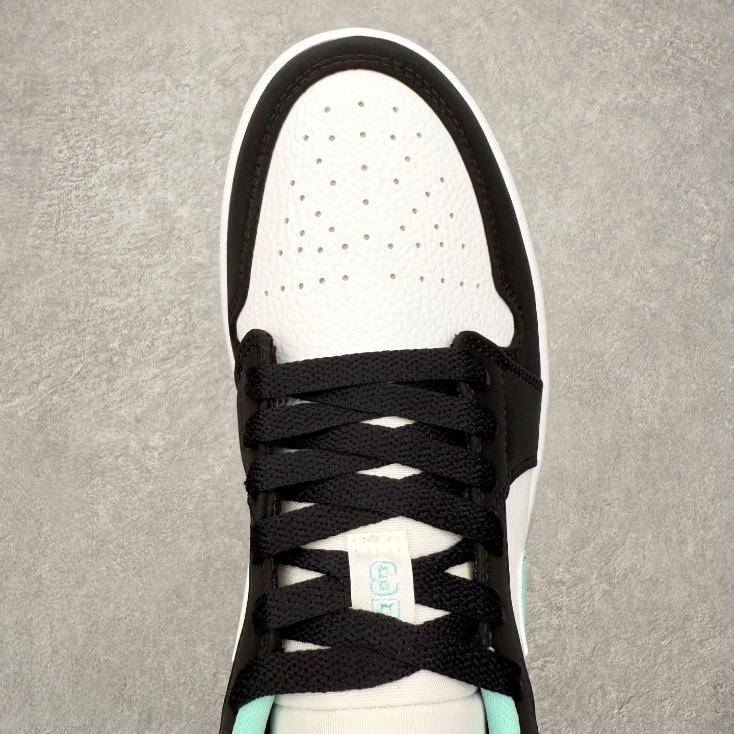 图片[4]-＃小DT Air Jordan AJ1 Low 低帮系列 全新流水线出品 超强性价比 DT版本平替选择 市场第二梯队 全部原鞋开发 原楦原纸板开发 全鞋电脑针车 原厂内置全掌气垫 原盒内在原标 唯一Zp原版鞋带绑法 免检产品 全新2022版型 全头层皮料 完美零毛边处理 原厂配置全掌气垫 价格定位良心 几十个配色陆续出货 实拍调校N版已经零色差零失真 百分百还原实物色彩所见即所得 不存在货不对板色差等低级问题 选购参考实物拍摄 不混卖不参货 只用心做好货严格选品 承诺混一赔十 尺码：36 36.5 37.5 38 38.5 39 40 40.5 41 42 42.5 43 44 44.5 45 46-选品中心