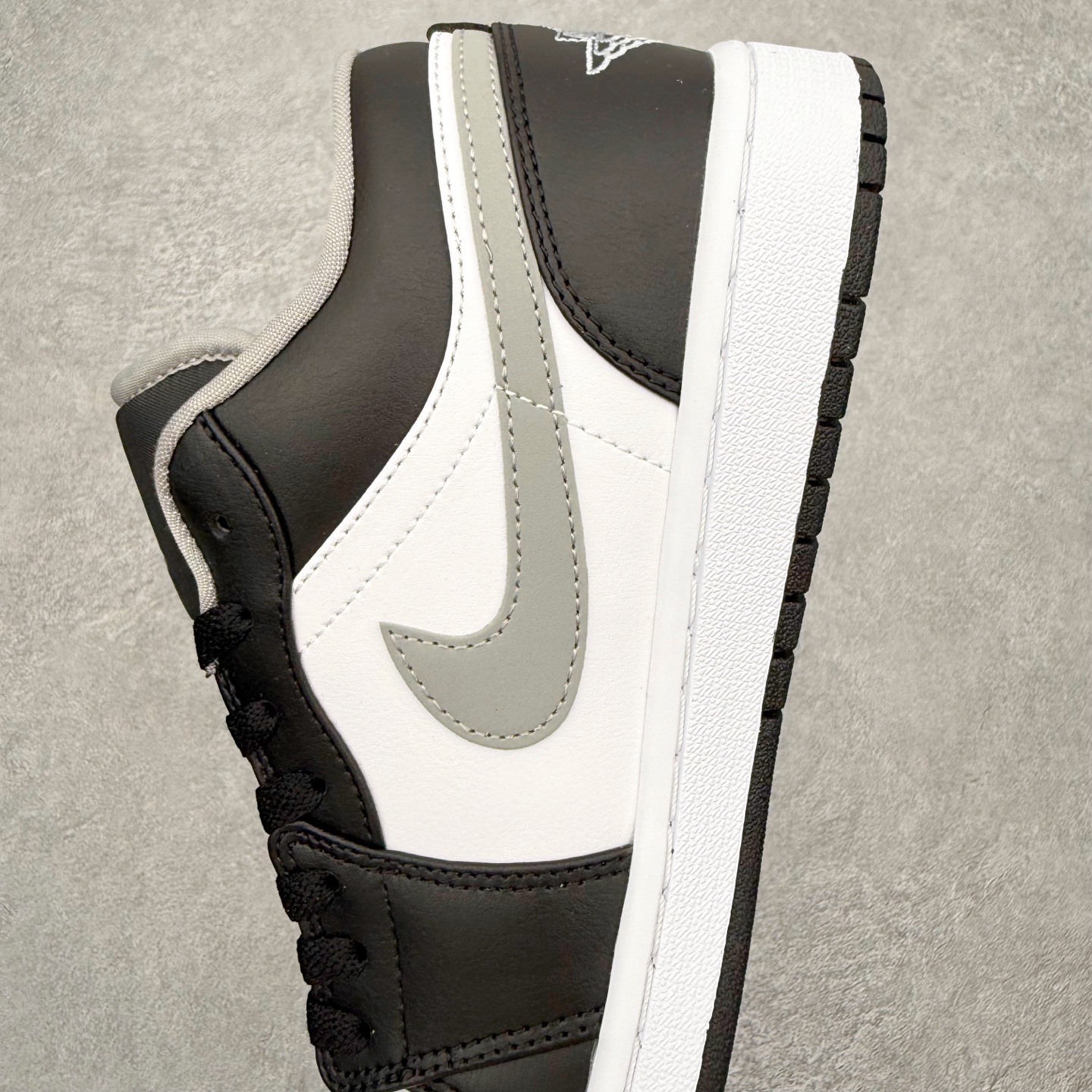 图片[7]-＃小DT Air Jordan AJ1 Low 低帮系列 全新流水线出品 超强性价比 DT版本平替选择 市场第二梯队 全部原鞋开发 原楦原纸板开发 全鞋电脑针车 原厂内置全掌气垫 原盒内在原标 唯一Zp原版鞋带绑法 免检产品 全新2022版型 全头层皮料 完美零毛边处理 原厂配置全掌气垫 价格定位良心 几十个配色陆续出货 实拍调校N版已经零色差零失真 百分百还原实物色彩所见即所得 不存在货不对板色差等低级问题 选购参考实物拍摄 不混卖不参货 只用心做好货严格选品 承诺混一赔十 尺码：36 36.5 37.5 38 38.5 39 40 40.5 41 42 42.5 43 44 44.5 45 46-选品中心