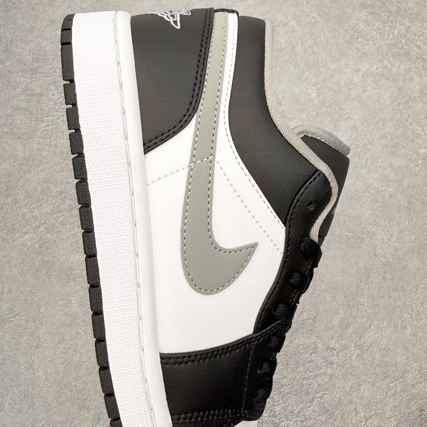 图片[6]-＃小DT Air Jordan AJ1 Low 低帮系列 全新流水线出品 超强性价比 DT版本平替选择 市场第二梯队 全部原鞋开发 原楦原纸板开发 全鞋电脑针车 原厂内置全掌气垫 原盒内在原标 唯一Zp原版鞋带绑法 免检产品 全新2022版型 全头层皮料 完美零毛边处理 原厂配置全掌气垫 价格定位良心 几十个配色陆续出货 实拍调校N版已经零色差零失真 百分百还原实物色彩所见即所得 不存在货不对板色差等低级问题 选购参考实物拍摄 不混卖不参货 只用心做好货严格选品 承诺混一赔十 尺码：36 36.5 37.5 38 38.5 39 40 40.5 41 42 42.5 43 44 44.5 45 46-选品中心