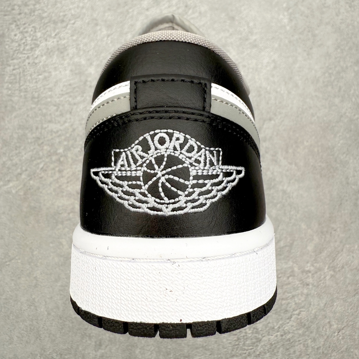 图片[8]-＃小DT Air Jordan AJ1 Low 低帮系列 全新流水线出品 超强性价比 DT版本平替选择 市场第二梯队 全部原鞋开发 原楦原纸板开发 全鞋电脑针车 原厂内置全掌气垫 原盒内在原标 唯一Zp原版鞋带绑法 免检产品 全新2022版型 全头层皮料 完美零毛边处理 原厂配置全掌气垫 价格定位良心 几十个配色陆续出货 实拍调校N版已经零色差零失真 百分百还原实物色彩所见即所得 不存在货不对板色差等低级问题 选购参考实物拍摄 不混卖不参货 只用心做好货严格选品 承诺混一赔十 尺码：36 36.5 37.5 38 38.5 39 40 40.5 41 42 42.5 43 44 44.5 45 46-选品中心