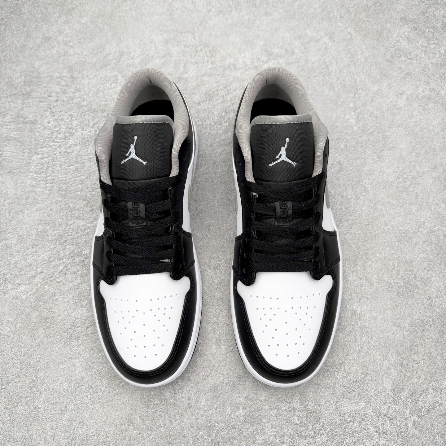 图片[2]-＃小DT Air Jordan AJ1 Low 低帮系列 全新流水线出品 超强性价比 DT版本平替选择 市场第二梯队 全部原鞋开发 原楦原纸板开发 全鞋电脑针车 原厂内置全掌气垫 原盒内在原标 唯一Zp原版鞋带绑法 免检产品 全新2022版型 全头层皮料 完美零毛边处理 原厂配置全掌气垫 价格定位良心 几十个配色陆续出货 实拍调校N版已经零色差零失真 百分百还原实物色彩所见即所得 不存在货不对板色差等低级问题 选购参考实物拍摄 不混卖不参货 只用心做好货严格选品 承诺混一赔十 尺码：36 36.5 37.5 38 38.5 39 40 40.5 41 42 42.5 43 44 44.5 45 46-选品中心