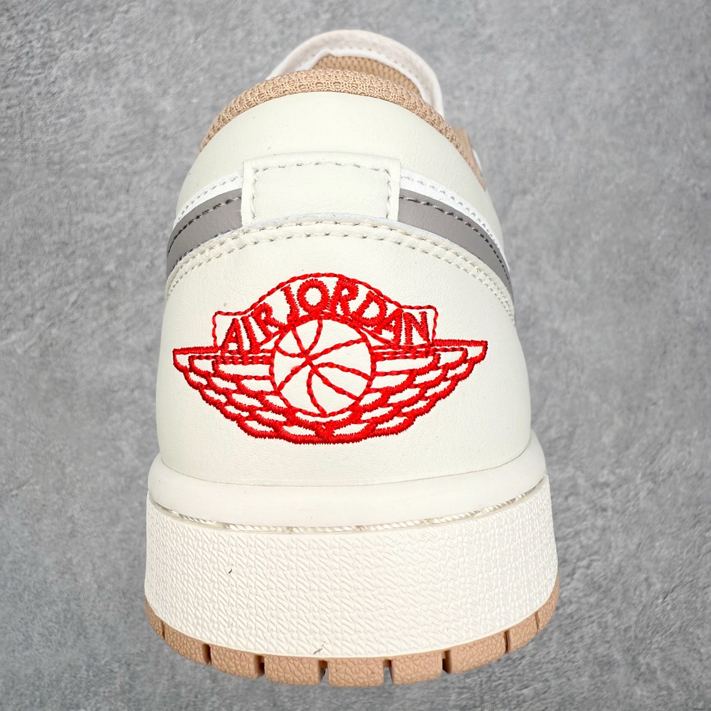 图片[8]-＃小DT Air Jordan AJ1 Low 低帮系列 全新流水线出品 超强性价比 DT版本平替选择 市场第二梯队 全部原鞋开发 原楦原纸板开发 全鞋电脑针车 原厂内置全掌气垫 原盒内在原标 唯一Zp原版鞋带绑法 免检产品 全新2022版型 全头层皮料 完美零毛边处理 原厂配置全掌气垫 价格定位良心 几十个配色陆续出货 实拍调校N版已经零色差零失真 百分百还原实物色彩所见即所得 不存在货不对板色差等低级问题 选购参考实物拍摄 不混卖不参货 只用心做好货严格选品 承诺混一赔十 尺码：36 36.5 37.5 38 38.5 39 40 40.5 41 42 42.5 43 44 44.5 45 46-选品中心