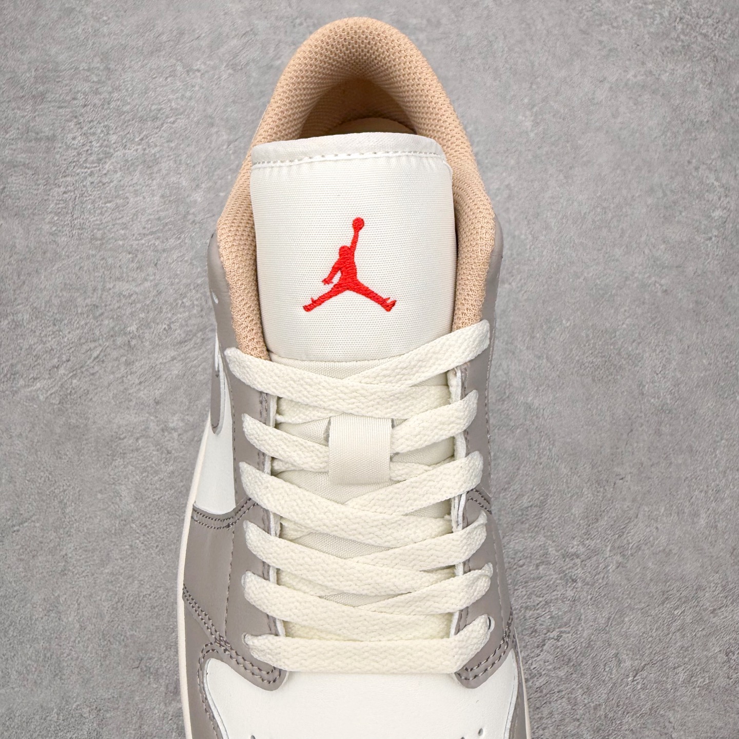 图片[5]-＃小DT Air Jordan AJ1 Low 低帮系列 全新流水线出品 超强性价比 DT版本平替选择 市场第二梯队 全部原鞋开发 原楦原纸板开发 全鞋电脑针车 原厂内置全掌气垫 原盒内在原标 唯一Zp原版鞋带绑法 免检产品 全新2022版型 全头层皮料 完美零毛边处理 原厂配置全掌气垫 价格定位良心 几十个配色陆续出货 实拍调校N版已经零色差零失真 百分百还原实物色彩所见即所得 不存在货不对板色差等低级问题 选购参考实物拍摄 不混卖不参货 只用心做好货严格选品 承诺混一赔十 尺码：36 36.5 37.5 38 38.5 39 40 40.5 41 42 42.5 43 44 44.5 45 46-选品中心
