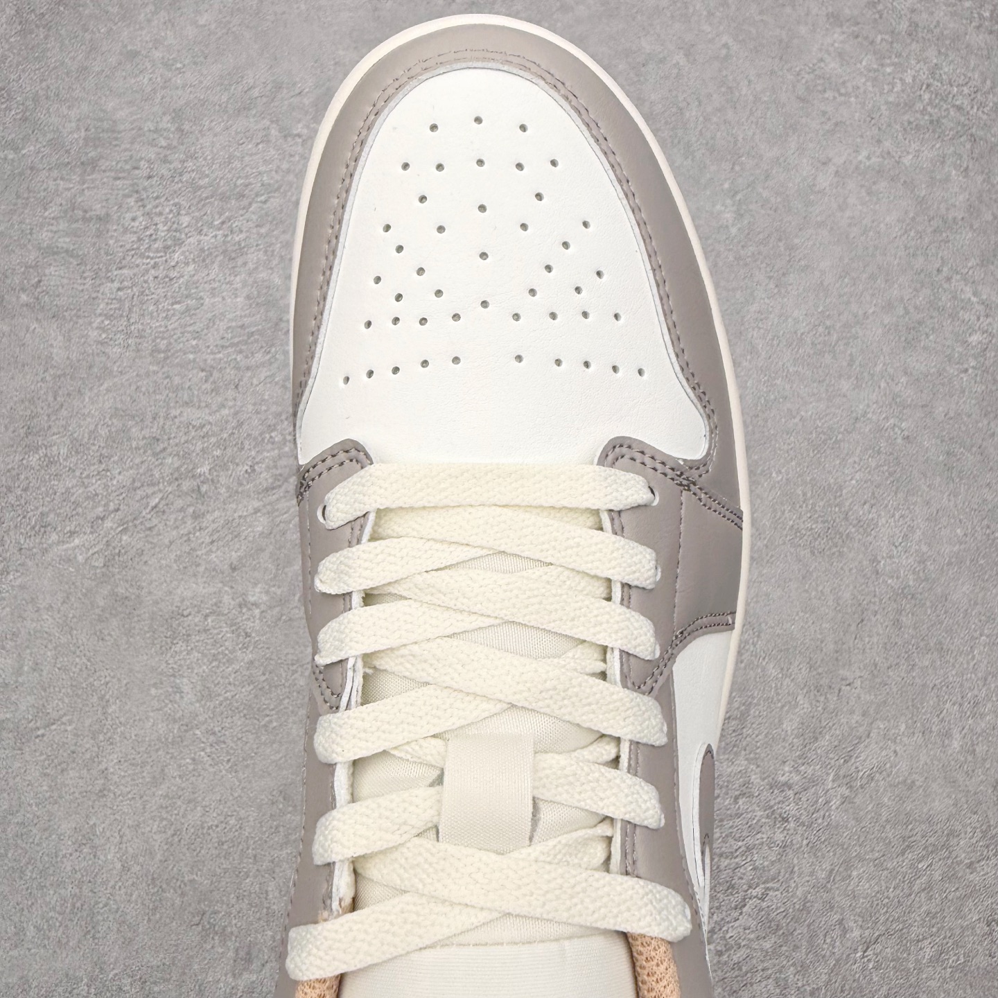 图片[4]-＃小DT Air Jordan AJ1 Low 低帮系列 全新流水线出品 超强性价比 DT版本平替选择 市场第二梯队 全部原鞋开发 原楦原纸板开发 全鞋电脑针车 原厂内置全掌气垫 原盒内在原标 唯一Zp原版鞋带绑法 免检产品 全新2022版型 全头层皮料 完美零毛边处理 原厂配置全掌气垫 价格定位良心 几十个配色陆续出货 实拍调校N版已经零色差零失真 百分百还原实物色彩所见即所得 不存在货不对板色差等低级问题 选购参考实物拍摄 不混卖不参货 只用心做好货严格选品 承诺混一赔十 尺码：36 36.5 37.5 38 38.5 39 40 40.5 41 42 42.5 43 44 44.5 45 46-选品中心