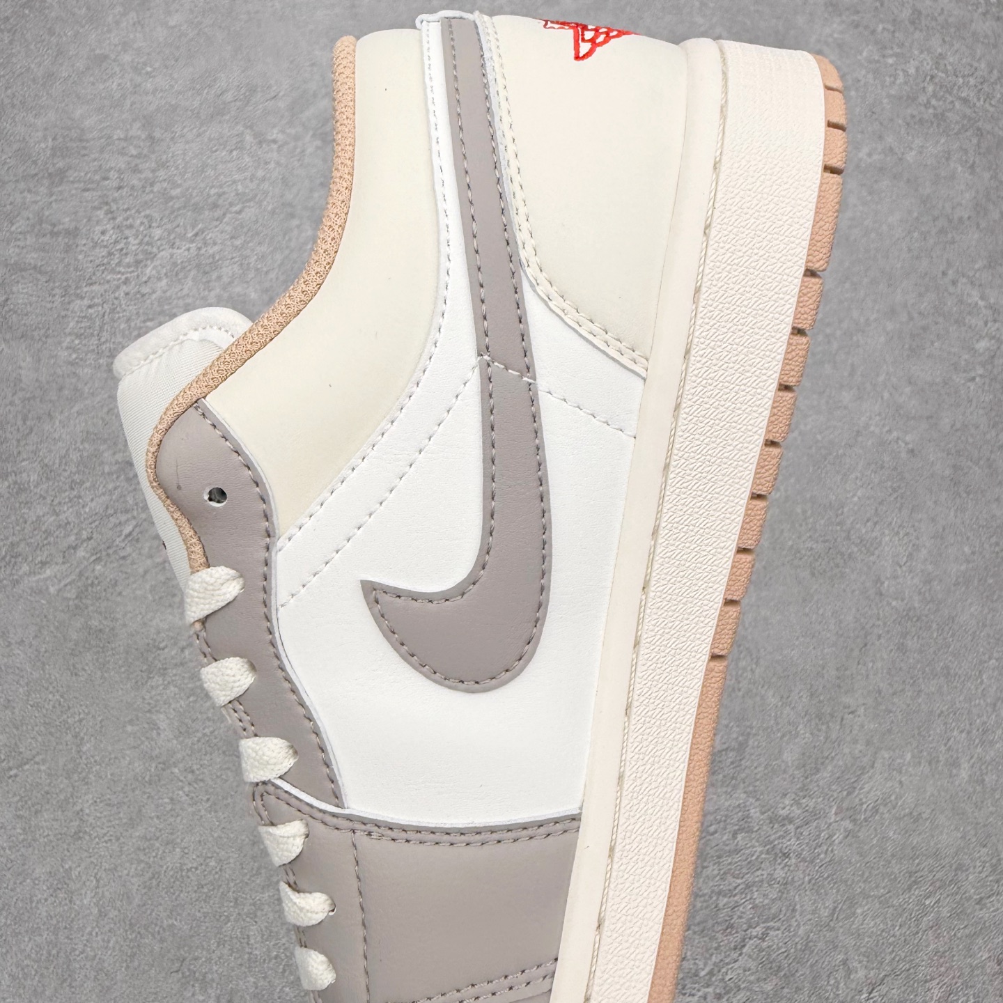 图片[7]-＃小DT Air Jordan AJ1 Low 低帮系列 全新流水线出品 超强性价比 DT版本平替选择 市场第二梯队 全部原鞋开发 原楦原纸板开发 全鞋电脑针车 原厂内置全掌气垫 原盒内在原标 唯一Zp原版鞋带绑法 免检产品 全新2022版型 全头层皮料 完美零毛边处理 原厂配置全掌气垫 价格定位良心 几十个配色陆续出货 实拍调校N版已经零色差零失真 百分百还原实物色彩所见即所得 不存在货不对板色差等低级问题 选购参考实物拍摄 不混卖不参货 只用心做好货严格选品 承诺混一赔十 尺码：36 36.5 37.5 38 38.5 39 40 40.5 41 42 42.5 43 44 44.5 45 46-选品中心