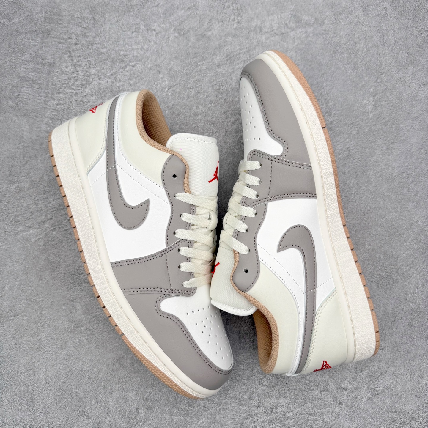 图片[3]-＃小DT Air Jordan AJ1 Low 低帮系列 全新流水线出品 超强性价比 DT版本平替选择 市场第二梯队 全部原鞋开发 原楦原纸板开发 全鞋电脑针车 原厂内置全掌气垫 原盒内在原标 唯一Zp原版鞋带绑法 免检产品 全新2022版型 全头层皮料 完美零毛边处理 原厂配置全掌气垫 价格定位良心 几十个配色陆续出货 实拍调校N版已经零色差零失真 百分百还原实物色彩所见即所得 不存在货不对板色差等低级问题 选购参考实物拍摄 不混卖不参货 只用心做好货严格选品 承诺混一赔十 尺码：36 36.5 37.5 38 38.5 39 40 40.5 41 42 42.5 43 44 44.5 45 46-选品中心