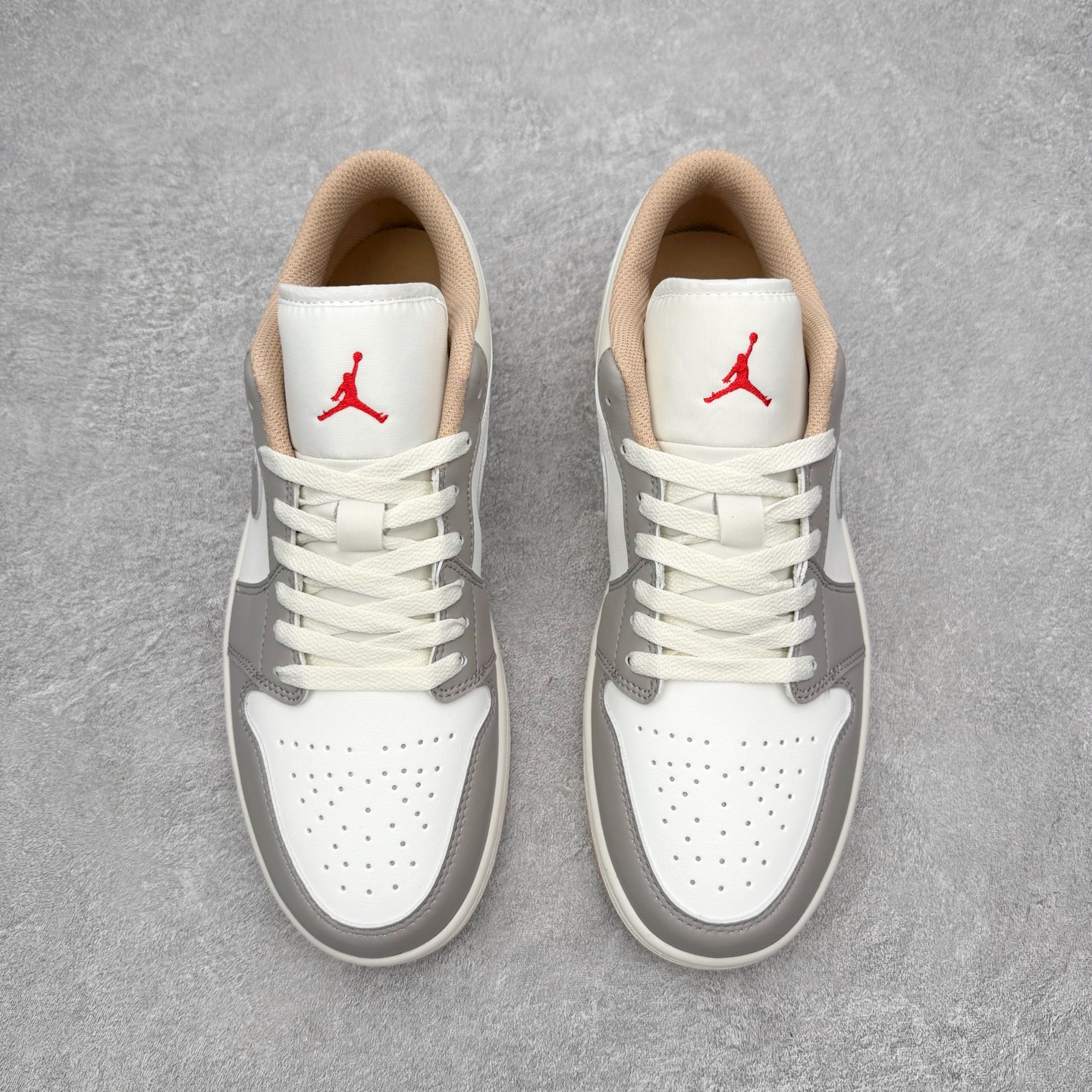 图片[2]-＃小DT Air Jordan AJ1 Low 低帮系列 全新流水线出品 超强性价比 DT版本平替选择 市场第二梯队 全部原鞋开发 原楦原纸板开发 全鞋电脑针车 原厂内置全掌气垫 原盒内在原标 唯一Zp原版鞋带绑法 免检产品 全新2022版型 全头层皮料 完美零毛边处理 原厂配置全掌气垫 价格定位良心 几十个配色陆续出货 实拍调校N版已经零色差零失真 百分百还原实物色彩所见即所得 不存在货不对板色差等低级问题 选购参考实物拍摄 不混卖不参货 只用心做好货严格选品 承诺混一赔十 尺码：36 36.5 37.5 38 38.5 39 40 40.5 41 42 42.5 43 44 44.5 45 46-选品中心