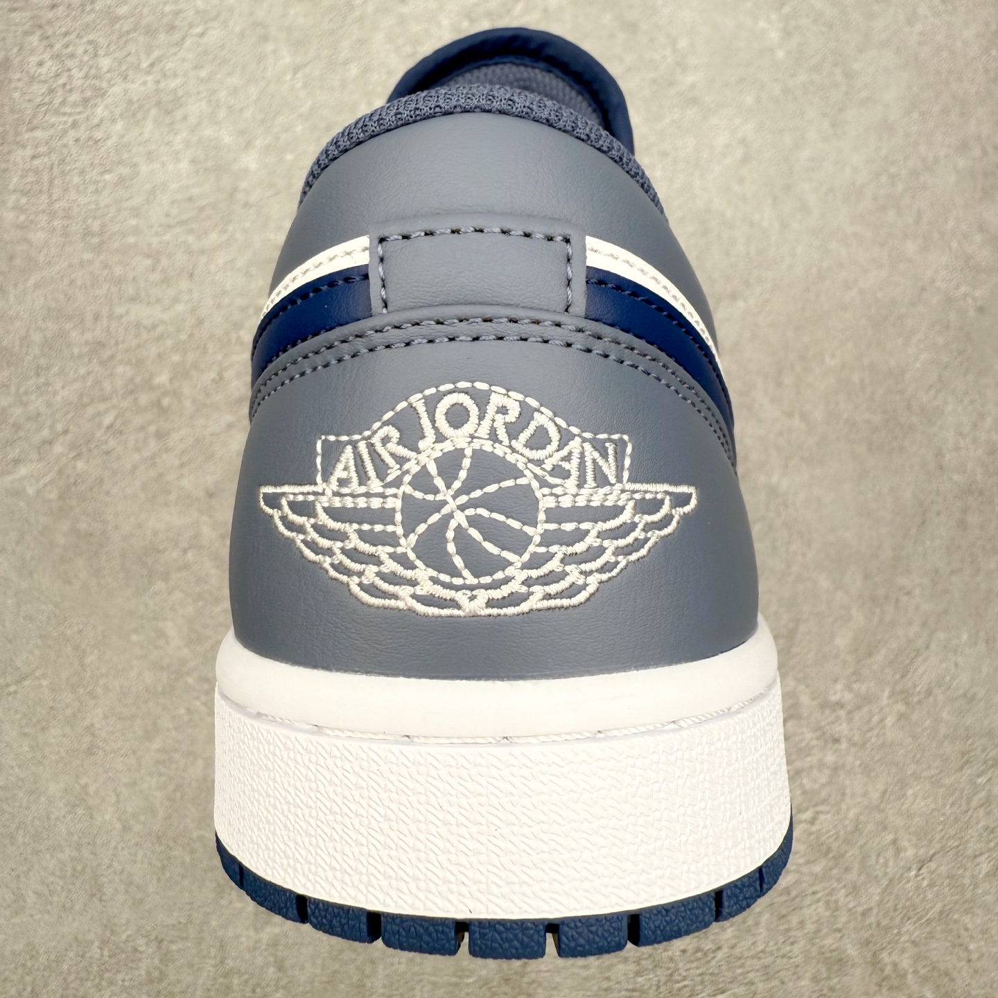 图片[8]-＃小DT Air Jordan AJ1 Low 低帮系列 全新流水线出品 超强性价比 DT版本平替选择 市场第二梯队 全部原鞋开发 原楦原纸板开发 全鞋电脑针车 原厂内置全掌气垫 原盒内在原标 唯一Zp原版鞋带绑法 免检产品 全新2022版型 全头层皮料 完美零毛边处理 原厂配置全掌气垫 价格定位良心 几十个配色陆续出货 实拍调校N版已经零色差零失真 百分百还原实物色彩所见即所得 不存在货不对板色差等低级问题 选购参考实物拍摄 不混卖不参货 只用心做好货严格选品 承诺混一赔十 尺码：36 36.5 37.5 38 38.5 39 40 40.5 41 42 42.5 43 44 44.5 45 46-选品中心