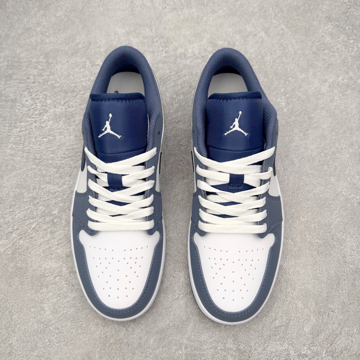 图片[2]-＃小DT Air Jordan AJ1 Low 低帮系列 全新流水线出品 超强性价比 DT版本平替选择 市场第二梯队 全部原鞋开发 原楦原纸板开发 全鞋电脑针车 原厂内置全掌气垫 原盒内在原标 唯一Zp原版鞋带绑法 免检产品 全新2022版型 全头层皮料 完美零毛边处理 原厂配置全掌气垫 价格定位良心 几十个配色陆续出货 实拍调校N版已经零色差零失真 百分百还原实物色彩所见即所得 不存在货不对板色差等低级问题 选购参考实物拍摄 不混卖不参货 只用心做好货严格选品 承诺混一赔十 尺码：36 36.5 37.5 38 38.5 39 40 40.5 41 42 42.5 43 44 44.5 45 46-选品中心