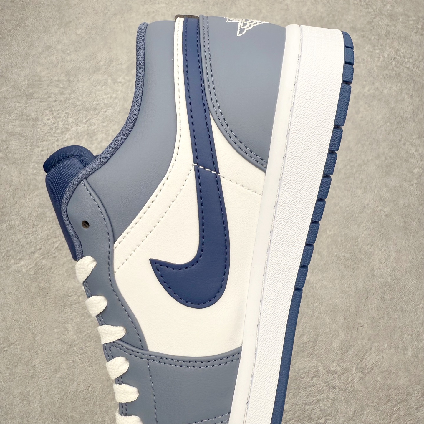 图片[7]-＃小DT Air Jordan AJ1 Low 低帮系列 全新流水线出品 超强性价比 DT版本平替选择 市场第二梯队 全部原鞋开发 原楦原纸板开发 全鞋电脑针车 原厂内置全掌气垫 原盒内在原标 唯一Zp原版鞋带绑法 免检产品 全新2022版型 全头层皮料 完美零毛边处理 原厂配置全掌气垫 价格定位良心 几十个配色陆续出货 实拍调校N版已经零色差零失真 百分百还原实物色彩所见即所得 不存在货不对板色差等低级问题 选购参考实物拍摄 不混卖不参货 只用心做好货严格选品 承诺混一赔十 尺码：36 36.5 37.5 38 38.5 39 40 40.5 41 42 42.5 43 44 44.5 45 46-选品中心