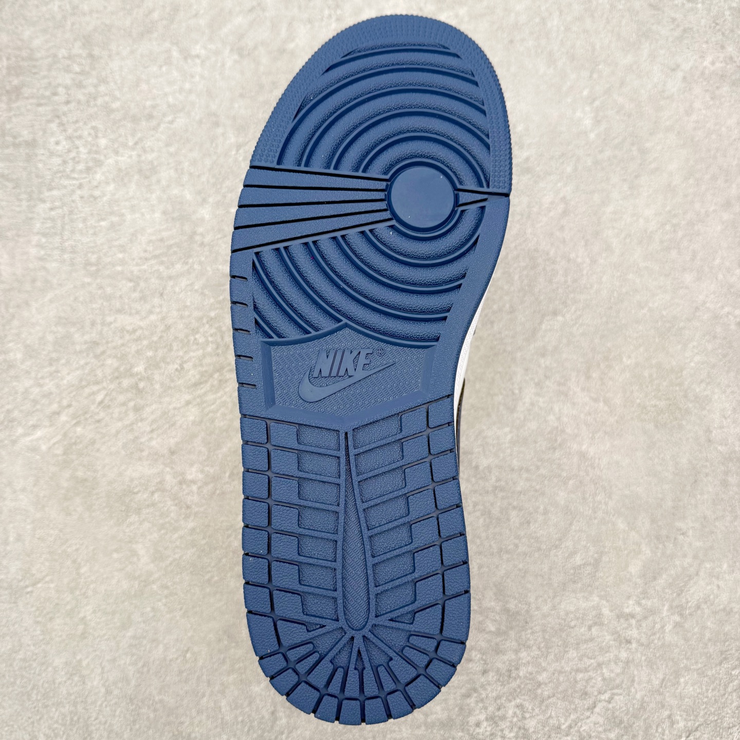 图片[9]-＃小DT Air Jordan AJ1 Low 低帮系列 全新流水线出品 超强性价比 DT版本平替选择 市场第二梯队 全部原鞋开发 原楦原纸板开发 全鞋电脑针车 原厂内置全掌气垫 原盒内在原标 唯一Zp原版鞋带绑法 免检产品 全新2022版型 全头层皮料 完美零毛边处理 原厂配置全掌气垫 价格定位良心 几十个配色陆续出货 实拍调校N版已经零色差零失真 百分百还原实物色彩所见即所得 不存在货不对板色差等低级问题 选购参考实物拍摄 不混卖不参货 只用心做好货严格选品 承诺混一赔十 尺码：36 36.5 37.5 38 38.5 39 40 40.5 41 42 42.5 43 44 44.5 45 46-选品中心