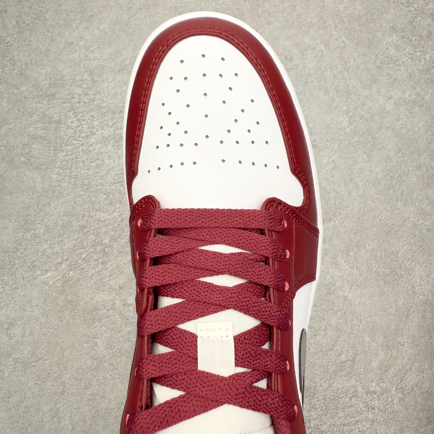 图片[4]-＃小DT Air Jordan AJ1 Low 低帮系列 全新流水线出品 超强性价比 DT版本平替选择 市场第二梯队 全部原鞋开发 原楦原纸板开发 全鞋电脑针车 原厂内置全掌气垫 原盒内在原标 唯一Zp原版鞋带绑法 免检产品 全新2022版型 全头层皮料 完美零毛边处理 原厂配置全掌气垫 价格定位良心 几十个配色陆续出货 实拍调校N版已经零色差零失真 百分百还原实物色彩所见即所得 不存在货不对板色差等低级问题 选购参考实物拍摄 不混卖不参货 只用心做好货严格选品 承诺混一赔十 尺码：36 36.5 37.5 38 38.5 39 40 40.5 41 42 42.5 43 44 44.5 45 46-选品中心