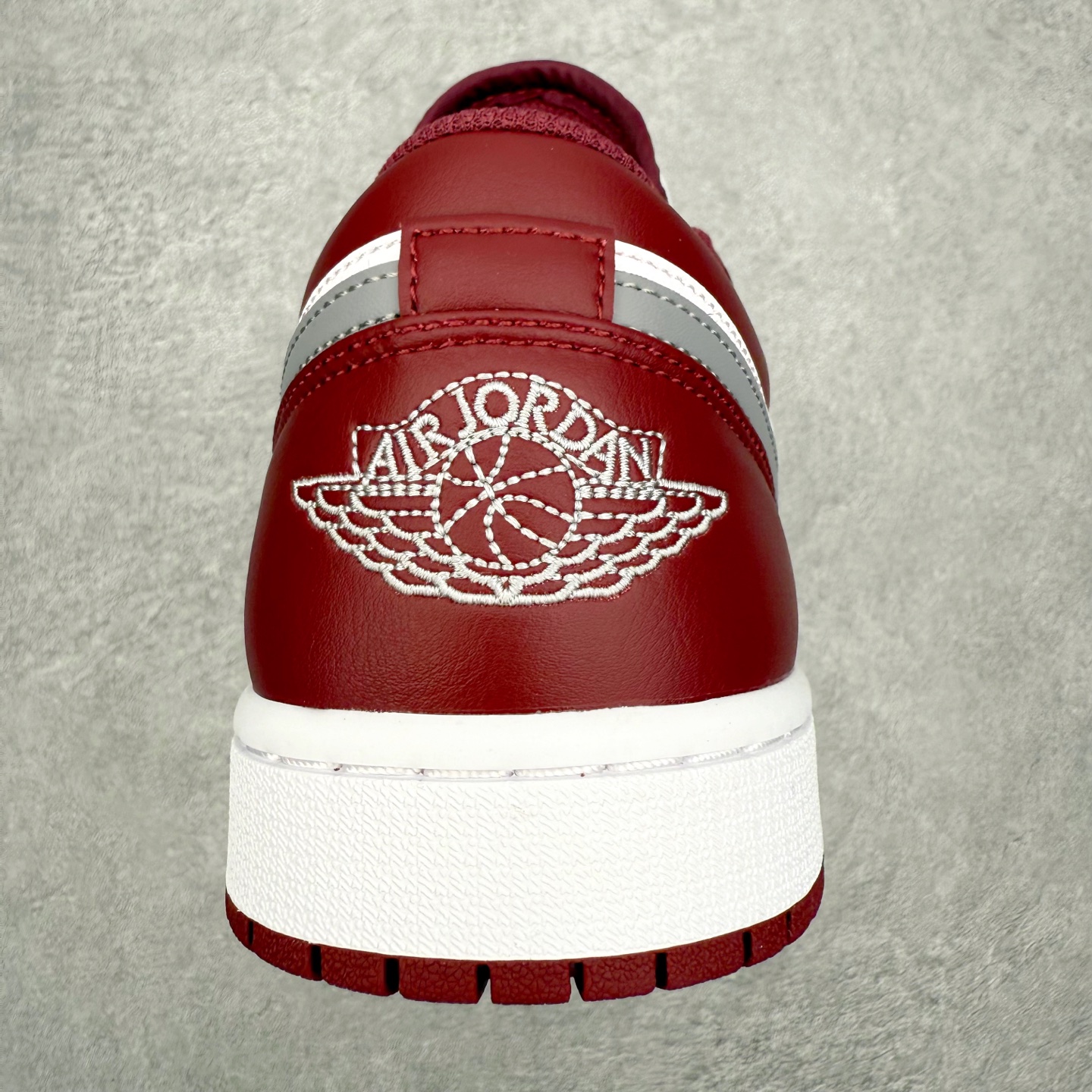 图片[8]-＃小DT Air Jordan AJ1 Low 低帮系列 全新流水线出品 超强性价比 DT版本平替选择 市场第二梯队 全部原鞋开发 原楦原纸板开发 全鞋电脑针车 原厂内置全掌气垫 原盒内在原标 唯一Zp原版鞋带绑法 免检产品 全新2022版型 全头层皮料 完美零毛边处理 原厂配置全掌气垫 价格定位良心 几十个配色陆续出货 实拍调校N版已经零色差零失真 百分百还原实物色彩所见即所得 不存在货不对板色差等低级问题 选购参考实物拍摄 不混卖不参货 只用心做好货严格选品 承诺混一赔十 尺码：36 36.5 37.5 38 38.5 39 40 40.5 41 42 42.5 43 44 44.5 45 46-选品中心