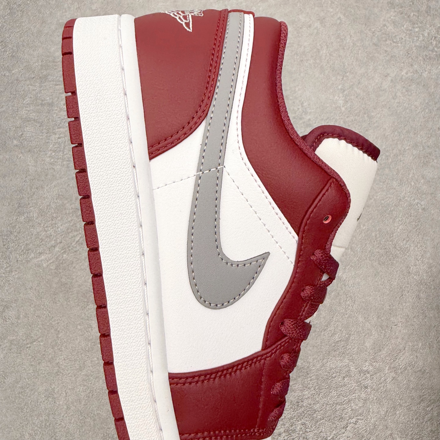 图片[6]-＃小DT Air Jordan AJ1 Low 低帮系列 全新流水线出品 超强性价比 DT版本平替选择 市场第二梯队 全部原鞋开发 原楦原纸板开发 全鞋电脑针车 原厂内置全掌气垫 原盒内在原标 唯一Zp原版鞋带绑法 免检产品 全新2022版型 全头层皮料 完美零毛边处理 原厂配置全掌气垫 价格定位良心 几十个配色陆续出货 实拍调校N版已经零色差零失真 百分百还原实物色彩所见即所得 不存在货不对板色差等低级问题 选购参考实物拍摄 不混卖不参货 只用心做好货严格选品 承诺混一赔十 尺码：36 36.5 37.5 38 38.5 39 40 40.5 41 42 42.5 43 44 44.5 45 46-选品中心