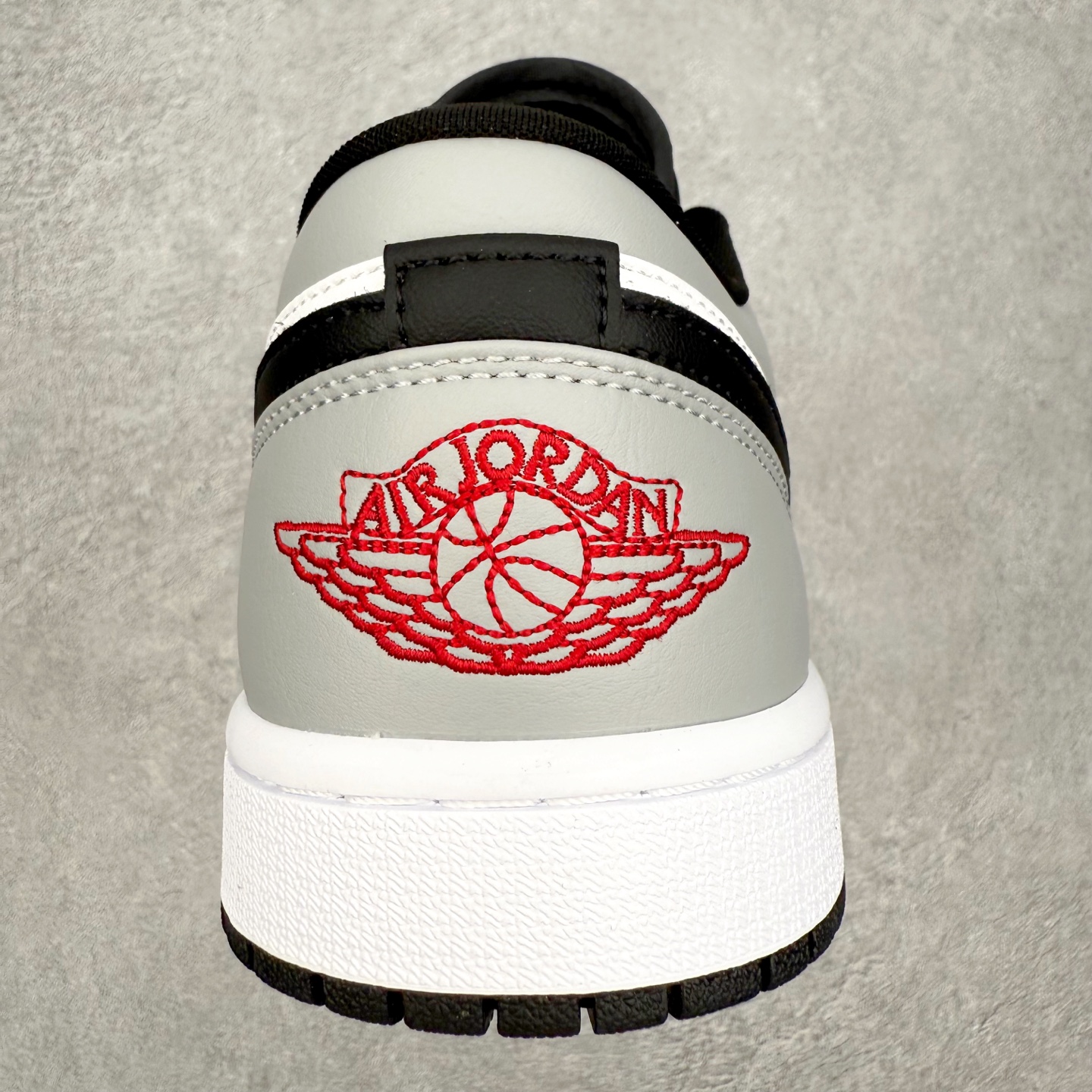 图片[8]-＃小DT Air Jordan AJ1 Low 低帮系列 全新流水线出品 超强性价比 DT版本平替选择 市场第二梯队 全部原鞋开发 原楦原纸板开发 全鞋电脑针车 原厂内置全掌气垫 原盒内在原标 唯一Zp原版鞋带绑法 免检产品 全新2022版型 全头层皮料 完美零毛边处理 原厂配置全掌气垫 价格定位良心 几十个配色陆续出货 实拍调校N版已经零色差零失真 百分百还原实物色彩所见即所得 不存在货不对板色差等低级问题 选购参考实物拍摄 不混卖不参货 只用心做好货严格选品 承诺混一赔十 尺码：36 36.5 37.5 38 38.5 39 40 40.5 41 42 42.5 43 44 44.5 45 46-选品中心