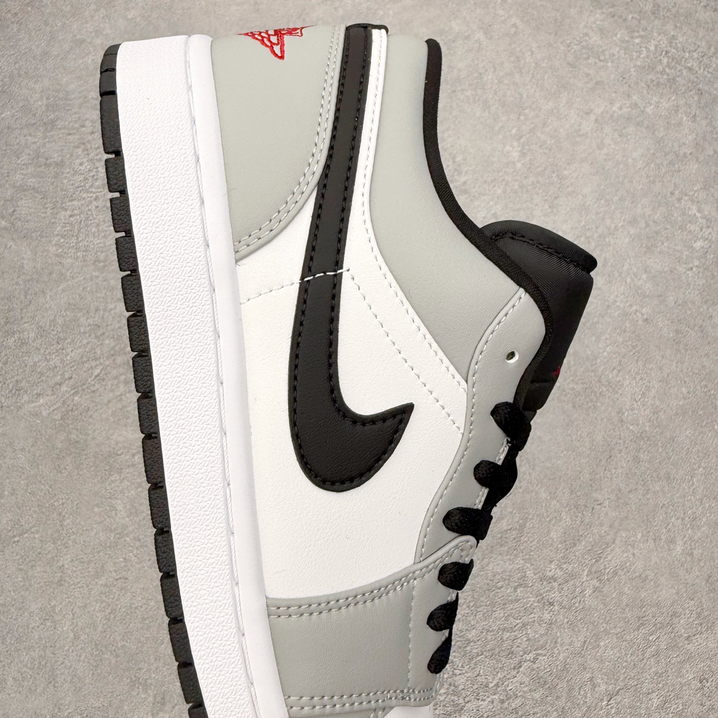 图片[6]-＃小DT Air Jordan AJ1 Low 低帮系列 全新流水线出品 超强性价比 DT版本平替选择 市场第二梯队 全部原鞋开发 原楦原纸板开发 全鞋电脑针车 原厂内置全掌气垫 原盒内在原标 唯一Zp原版鞋带绑法 免检产品 全新2022版型 全头层皮料 完美零毛边处理 原厂配置全掌气垫 价格定位良心 几十个配色陆续出货 实拍调校N版已经零色差零失真 百分百还原实物色彩所见即所得 不存在货不对板色差等低级问题 选购参考实物拍摄 不混卖不参货 只用心做好货严格选品 承诺混一赔十 尺码：36 36.5 37.5 38 38.5 39 40 40.5 41 42 42.5 43 44 44.5 45 46-选品中心