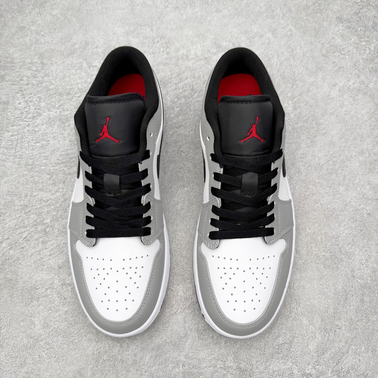 图片[2]-＃小DT Air Jordan AJ1 Low 低帮系列 全新流水线出品 超强性价比 DT版本平替选择 市场第二梯队 全部原鞋开发 原楦原纸板开发 全鞋电脑针车 原厂内置全掌气垫 原盒内在原标 唯一Zp原版鞋带绑法 免检产品 全新2022版型 全头层皮料 完美零毛边处理 原厂配置全掌气垫 价格定位良心 几十个配色陆续出货 实拍调校N版已经零色差零失真 百分百还原实物色彩所见即所得 不存在货不对板色差等低级问题 选购参考实物拍摄 不混卖不参货 只用心做好货严格选品 承诺混一赔十 尺码：36 36.5 37.5 38 38.5 39 40 40.5 41 42 42.5 43 44 44.5 45 46-选品中心