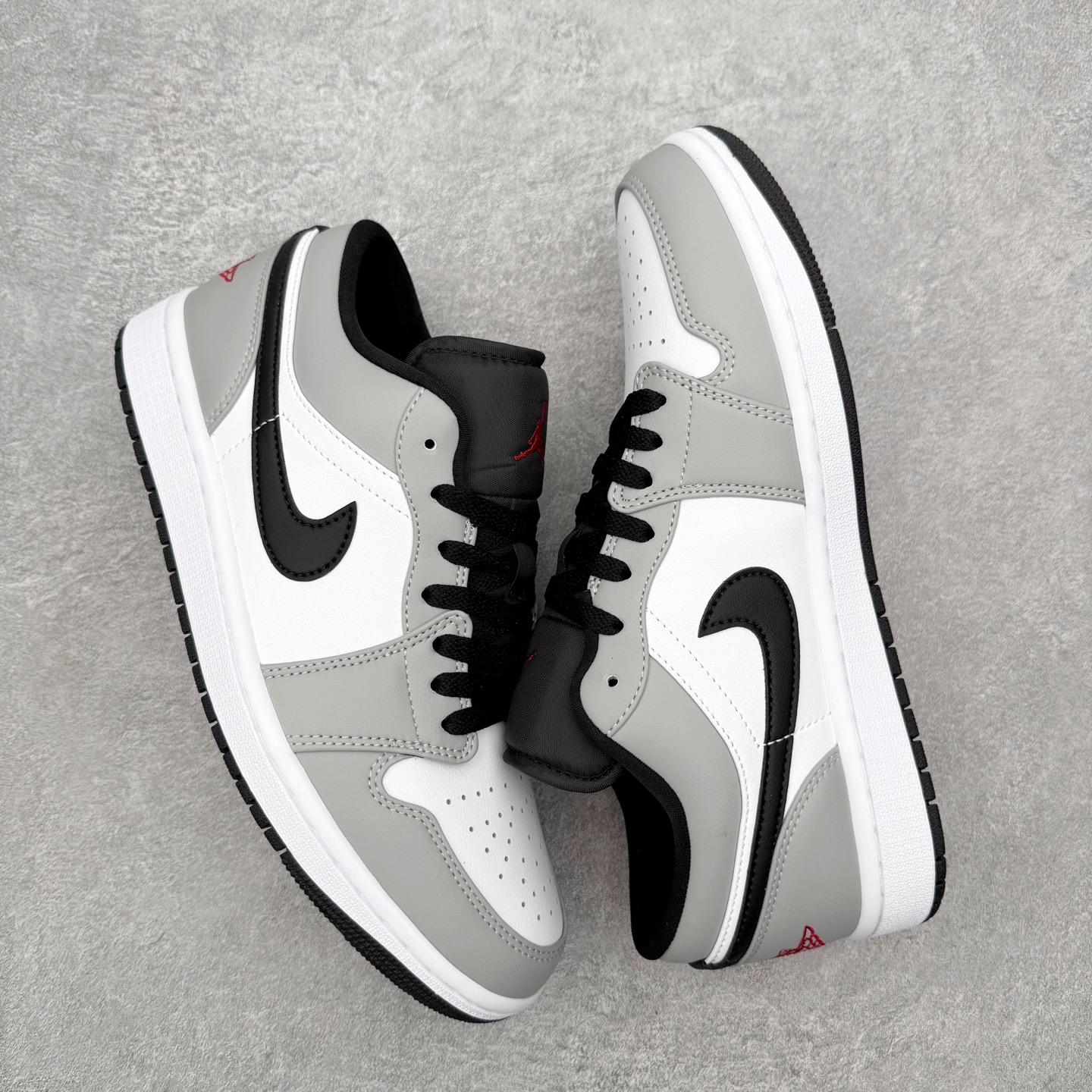 图片[3]-＃小DT Air Jordan AJ1 Low 低帮系列 全新流水线出品 超强性价比 DT版本平替选择 市场第二梯队 全部原鞋开发 原楦原纸板开发 全鞋电脑针车 原厂内置全掌气垫 原盒内在原标 唯一Zp原版鞋带绑法 免检产品 全新2022版型 全头层皮料 完美零毛边处理 原厂配置全掌气垫 价格定位良心 几十个配色陆续出货 实拍调校N版已经零色差零失真 百分百还原实物色彩所见即所得 不存在货不对板色差等低级问题 选购参考实物拍摄 不混卖不参货 只用心做好货严格选品 承诺混一赔十 尺码：36 36.5 37.5 38 38.5 39 40 40.5 41 42 42.5 43 44 44.5 45 46-选品中心