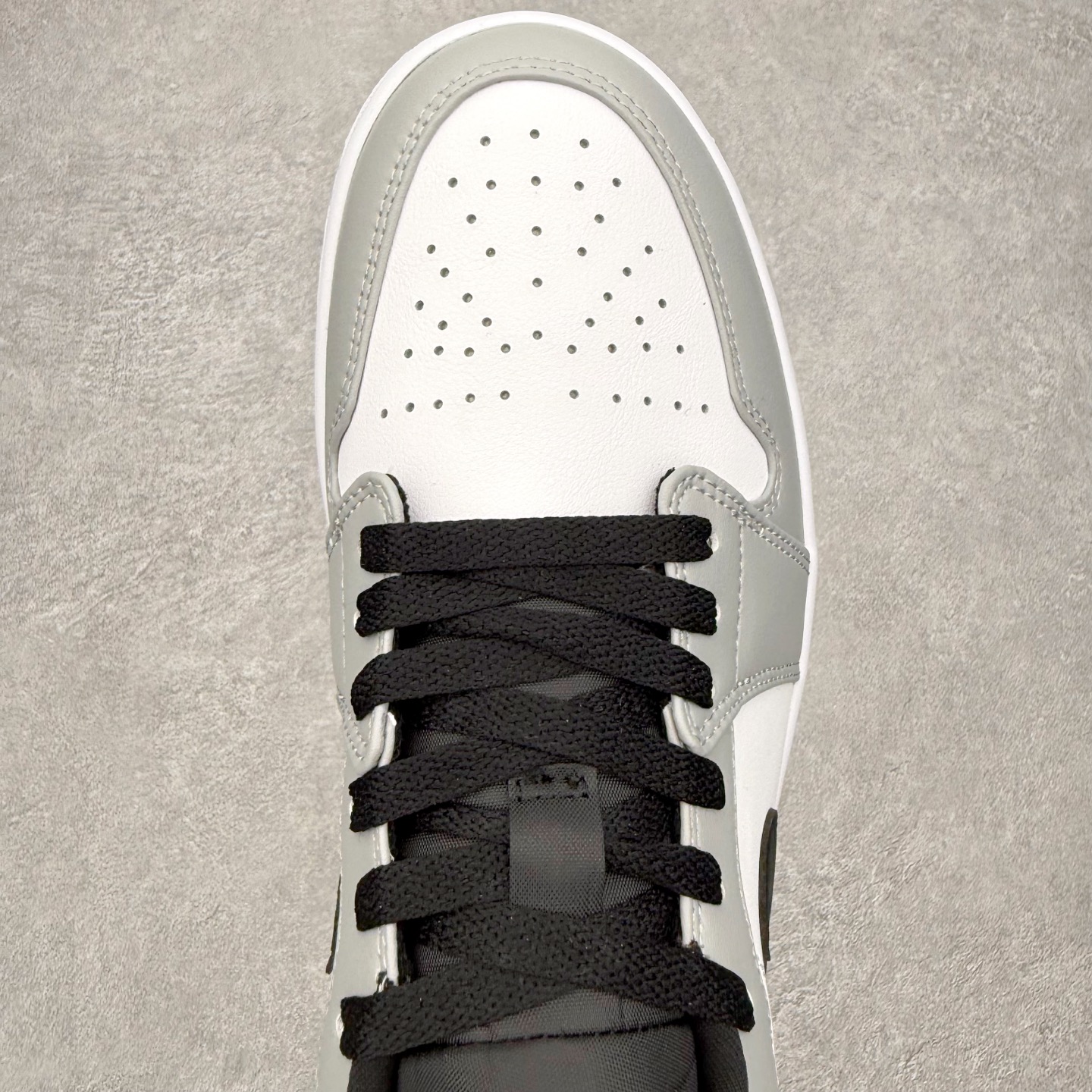 图片[4]-＃小DT Air Jordan AJ1 Low 低帮系列 全新流水线出品 超强性价比 DT版本平替选择 市场第二梯队 全部原鞋开发 原楦原纸板开发 全鞋电脑针车 原厂内置全掌气垫 原盒内在原标 唯一Zp原版鞋带绑法 免检产品 全新2022版型 全头层皮料 完美零毛边处理 原厂配置全掌气垫 价格定位良心 几十个配色陆续出货 实拍调校N版已经零色差零失真 百分百还原实物色彩所见即所得 不存在货不对板色差等低级问题 选购参考实物拍摄 不混卖不参货 只用心做好货严格选品 承诺混一赔十 尺码：36 36.5 37.5 38 38.5 39 40 40.5 41 42 42.5 43 44 44.5 45 46-选品中心