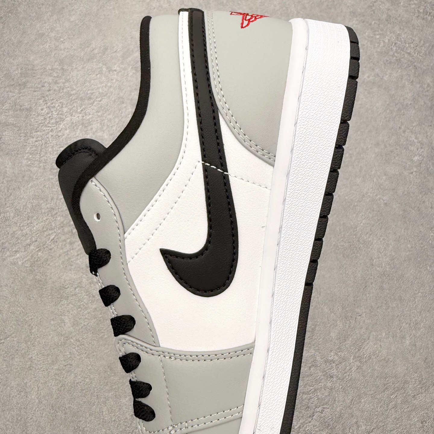 图片[7]-＃小DT Air Jordan AJ1 Low 低帮系列 全新流水线出品 超强性价比 DT版本平替选择 市场第二梯队 全部原鞋开发 原楦原纸板开发 全鞋电脑针车 原厂内置全掌气垫 原盒内在原标 唯一Zp原版鞋带绑法 免检产品 全新2022版型 全头层皮料 完美零毛边处理 原厂配置全掌气垫 价格定位良心 几十个配色陆续出货 实拍调校N版已经零色差零失真 百分百还原实物色彩所见即所得 不存在货不对板色差等低级问题 选购参考实物拍摄 不混卖不参货 只用心做好货严格选品 承诺混一赔十 尺码：36 36.5 37.5 38 38.5 39 40 40.5 41 42 42.5 43 44 44.5 45 46-选品中心