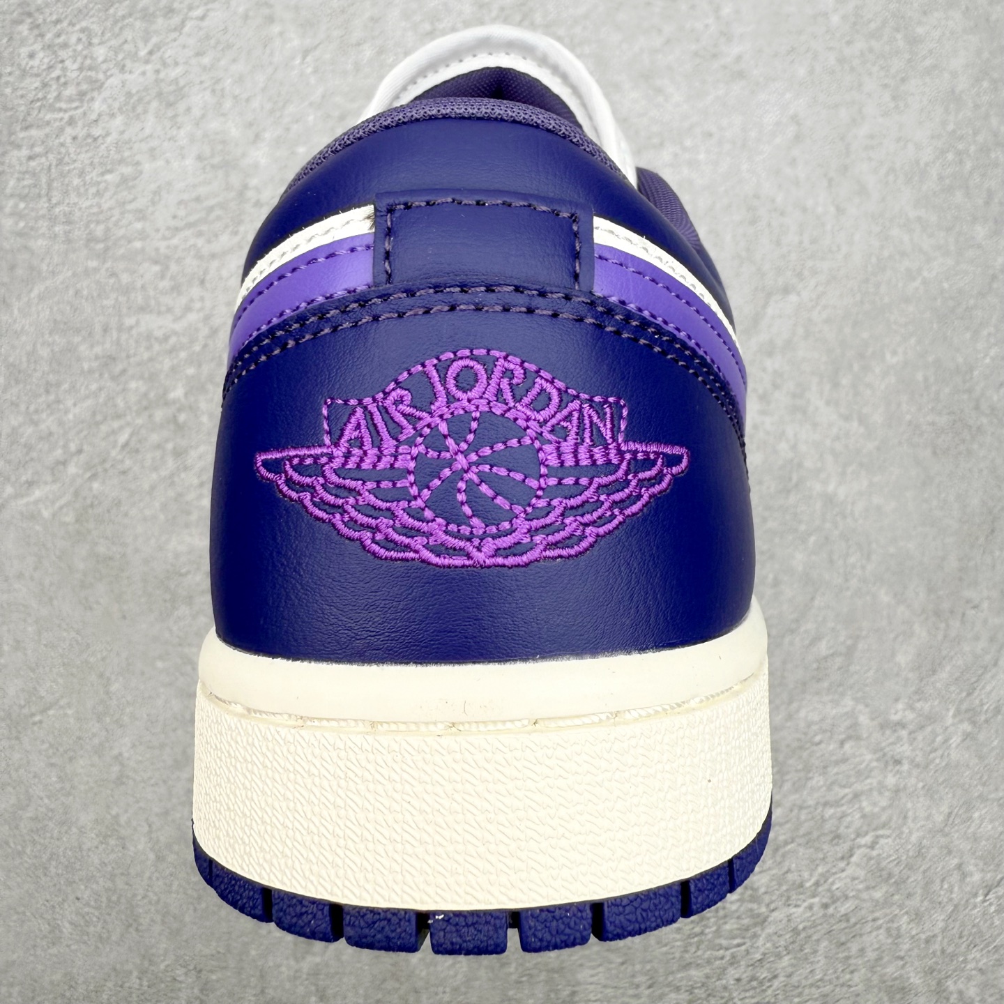 图片[8]-＃小DT Air Jordan AJ1 Low OG 低帮系列 全新流水线出品 超强性价比 DT版本平替选择 市场第二梯队 全部原鞋开发 原楦原纸板开发 全鞋电脑针车 原厂内置全掌气垫 原盒内在原标 唯一Zp原版鞋带绑法 免检产品 全新2022版型 全头层皮料 完美零毛边处理 原厂配置全掌气垫 价格定位良心 几十个配色陆续出货 实拍调校N版已经零色差零失真 百分百还原实物色彩所见即所得 不存在货不对板色差等低级问题 选购参考实物拍摄 不混卖不参货 只用心做好货严格选品 承诺混一赔十 尺码：36 36.5 37.5 38 38.5 39 40 40.5 41 42 42.5 43 44 44.5 45 46-选品中心