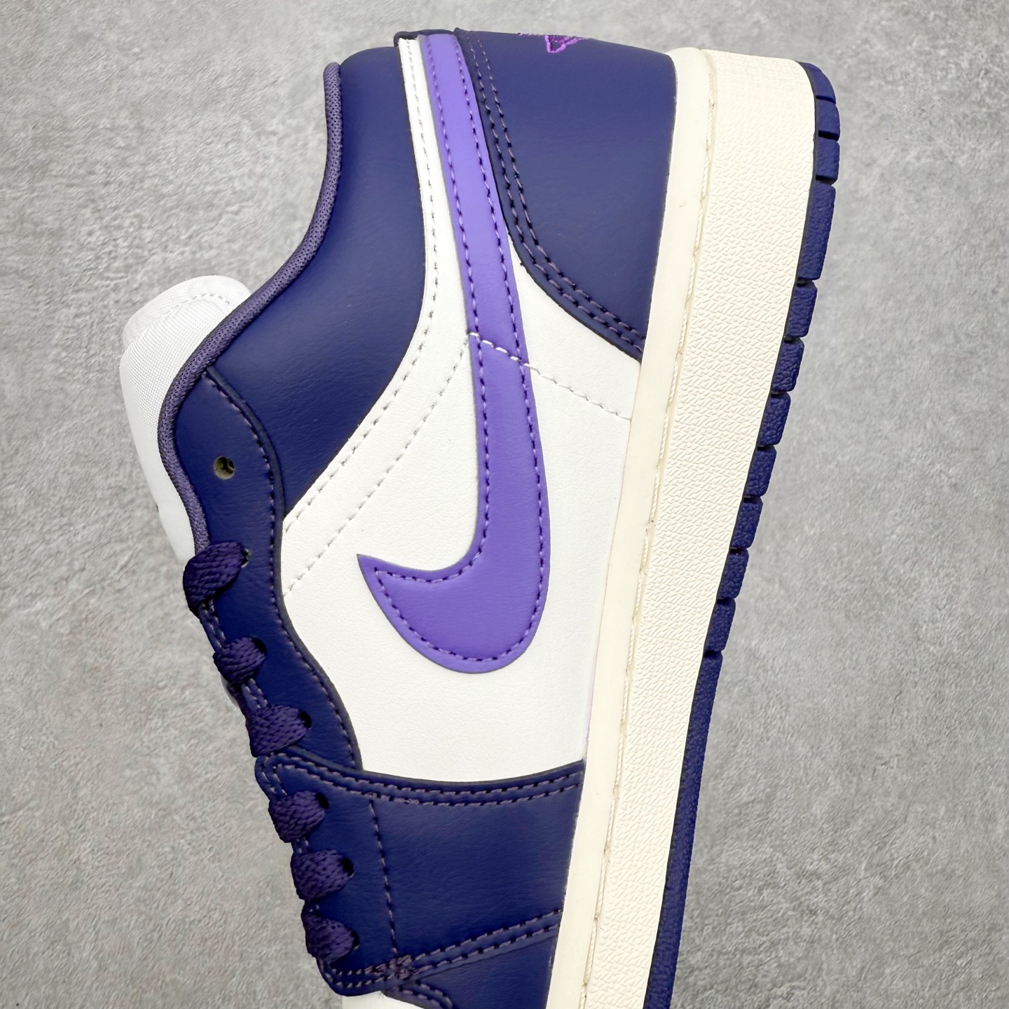 图片[7]-＃小DT Air Jordan AJ1 Low OG 低帮系列 全新流水线出品 超强性价比 DT版本平替选择 市场第二梯队 全部原鞋开发 原楦原纸板开发 全鞋电脑针车 原厂内置全掌气垫 原盒内在原标 唯一Zp原版鞋带绑法 免检产品 全新2022版型 全头层皮料 完美零毛边处理 原厂配置全掌气垫 价格定位良心 几十个配色陆续出货 实拍调校N版已经零色差零失真 百分百还原实物色彩所见即所得 不存在货不对板色差等低级问题 选购参考实物拍摄 不混卖不参货 只用心做好货严格选品 承诺混一赔十 尺码：36 36.5 37.5 38 38.5 39 40 40.5 41 42 42.5 43 44 44.5 45 46-选品中心