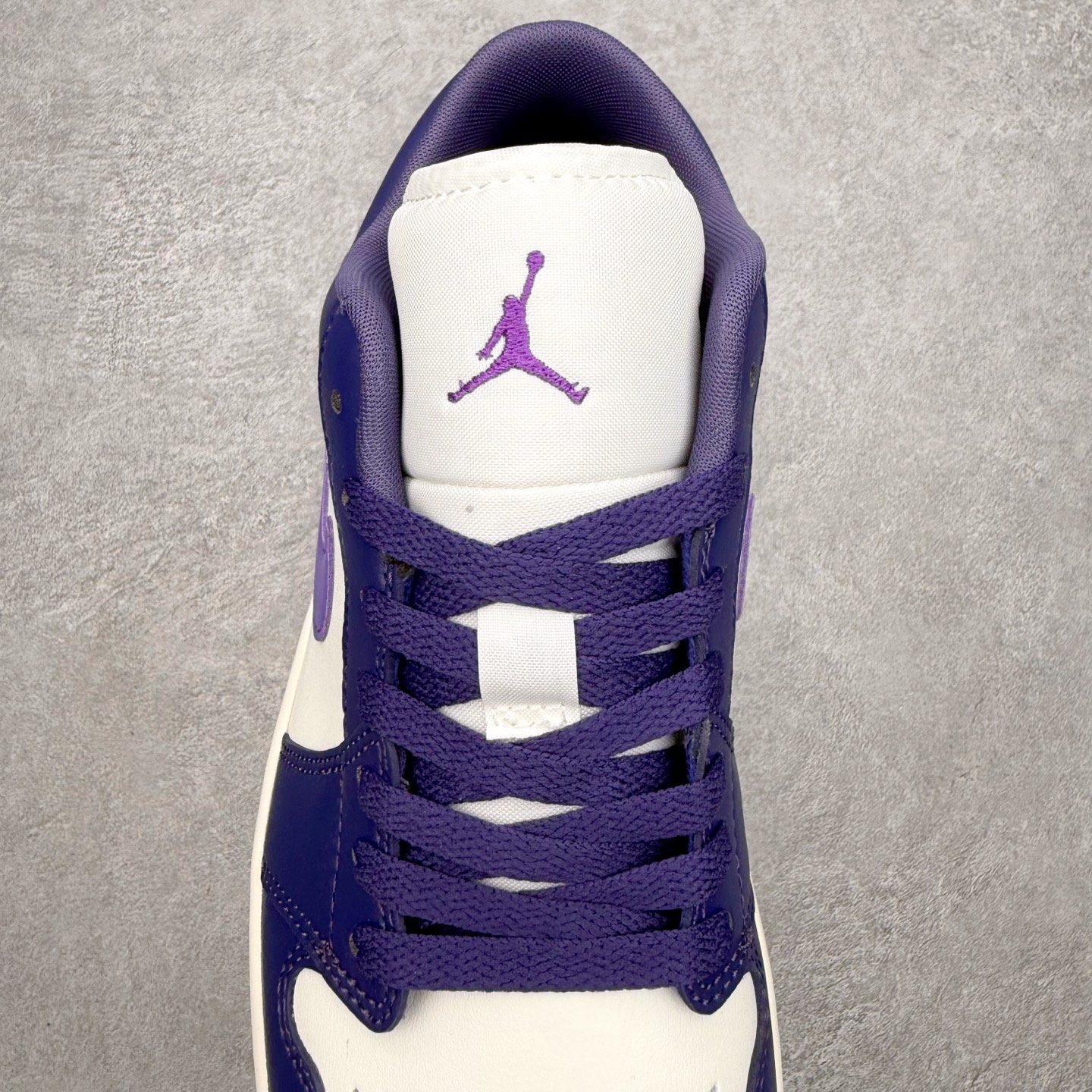 图片[5]-＃小DT Air Jordan AJ1 Low OG 低帮系列 全新流水线出品 超强性价比 DT版本平替选择 市场第二梯队 全部原鞋开发 原楦原纸板开发 全鞋电脑针车 原厂内置全掌气垫 原盒内在原标 唯一Zp原版鞋带绑法 免检产品 全新2022版型 全头层皮料 完美零毛边处理 原厂配置全掌气垫 价格定位良心 几十个配色陆续出货 实拍调校N版已经零色差零失真 百分百还原实物色彩所见即所得 不存在货不对板色差等低级问题 选购参考实物拍摄 不混卖不参货 只用心做好货严格选品 承诺混一赔十 尺码：36 36.5 37.5 38 38.5 39 40 40.5 41 42 42.5 43 44 44.5 45 46-选品中心