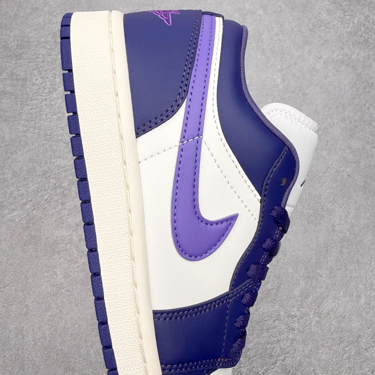 图片[6]-＃小DT Air Jordan AJ1 Low OG 低帮系列 全新流水线出品 超强性价比 DT版本平替选择 市场第二梯队 全部原鞋开发 原楦原纸板开发 全鞋电脑针车 原厂内置全掌气垫 原盒内在原标 唯一Zp原版鞋带绑法 免检产品 全新2022版型 全头层皮料 完美零毛边处理 原厂配置全掌气垫 价格定位良心 几十个配色陆续出货 实拍调校N版已经零色差零失真 百分百还原实物色彩所见即所得 不存在货不对板色差等低级问题 选购参考实物拍摄 不混卖不参货 只用心做好货严格选品 承诺混一赔十 尺码：36 36.5 37.5 38 38.5 39 40 40.5 41 42 42.5 43 44 44.5 45 46-选品中心