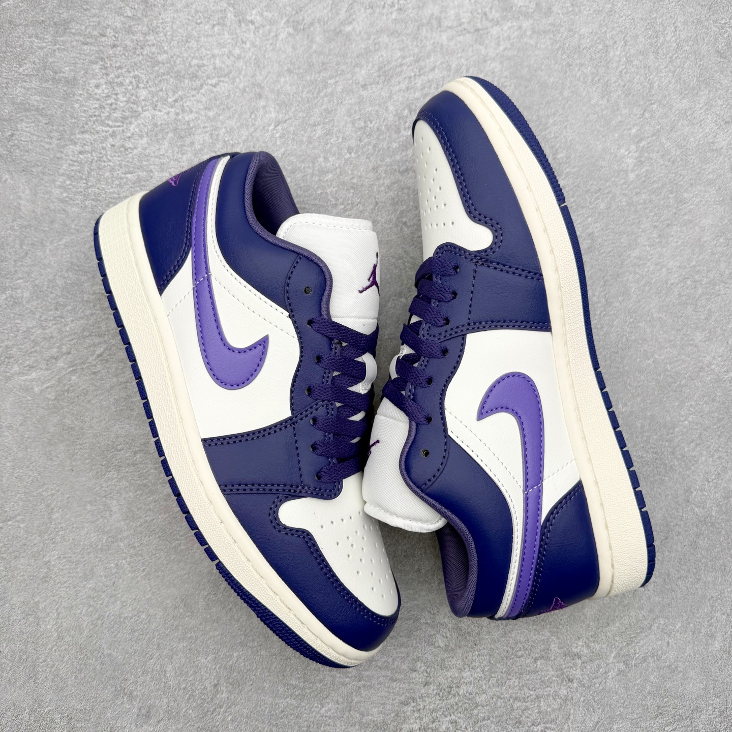 图片[3]-＃小DT Air Jordan AJ1 Low OG 低帮系列 全新流水线出品 超强性价比 DT版本平替选择 市场第二梯队 全部原鞋开发 原楦原纸板开发 全鞋电脑针车 原厂内置全掌气垫 原盒内在原标 唯一Zp原版鞋带绑法 免检产品 全新2022版型 全头层皮料 完美零毛边处理 原厂配置全掌气垫 价格定位良心 几十个配色陆续出货 实拍调校N版已经零色差零失真 百分百还原实物色彩所见即所得 不存在货不对板色差等低级问题 选购参考实物拍摄 不混卖不参货 只用心做好货严格选品 承诺混一赔十 尺码：36 36.5 37.5 38 38.5 39 40 40.5 41 42 42.5 43 44 44.5 45 46-选品中心