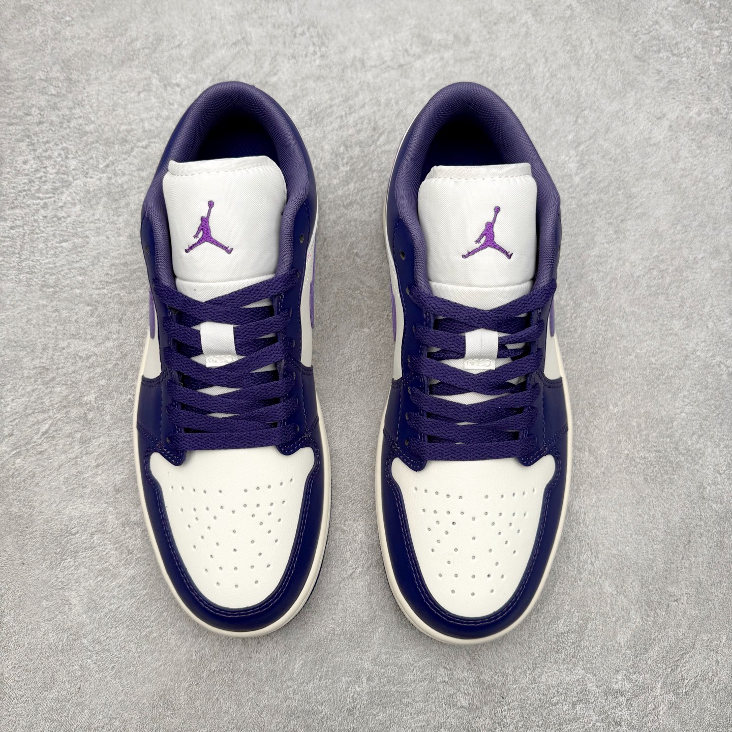 图片[2]-＃小DT Air Jordan AJ1 Low OG 低帮系列 全新流水线出品 超强性价比 DT版本平替选择 市场第二梯队 全部原鞋开发 原楦原纸板开发 全鞋电脑针车 原厂内置全掌气垫 原盒内在原标 唯一Zp原版鞋带绑法 免检产品 全新2022版型 全头层皮料 完美零毛边处理 原厂配置全掌气垫 价格定位良心 几十个配色陆续出货 实拍调校N版已经零色差零失真 百分百还原实物色彩所见即所得 不存在货不对板色差等低级问题 选购参考实物拍摄 不混卖不参货 只用心做好货严格选品 承诺混一赔十 尺码：36 36.5 37.5 38 38.5 39 40 40.5 41 42 42.5 43 44 44.5 45 46-选品中心