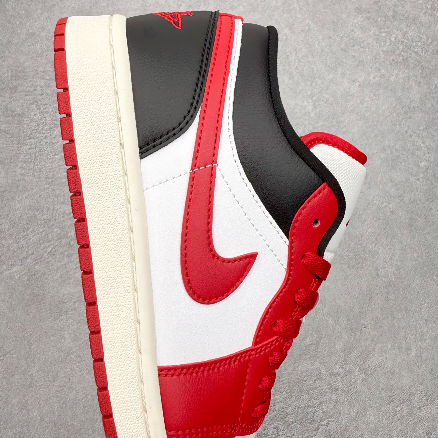 图片[6]-＃小DT Air Jordan AJ1 Low OG 低帮系列 全新流水线出品 超强性价比 DT版本平替选择 市场第二梯队 全部原鞋开发 原楦原纸板开发 全鞋电脑针车 原厂内置全掌气垫 原盒内在原标 唯一Zp原版鞋带绑法 免检产品 全新2022版型 全头层皮料 完美零毛边处理 原厂配置全掌气垫 价格定位良心 几十个配色陆续出货 实拍调校N版已经零色差零失真 百分百还原实物色彩所见即所得 不存在货不对板色差等低级问题 选购参考实物拍摄 不混卖不参货 只用心做好货严格选品 承诺混一赔十 尺码：36 36.5 37.5 38 38.5 39 40 40.5 41 42 42.5 43 44 44.5 45 46-选品中心