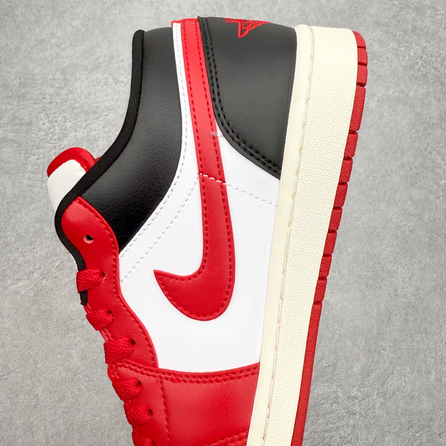 图片[7]-＃小DT Air Jordan AJ1 Low OG 低帮系列 全新流水线出品 超强性价比 DT版本平替选择 市场第二梯队 全部原鞋开发 原楦原纸板开发 全鞋电脑针车 原厂内置全掌气垫 原盒内在原标 唯一Zp原版鞋带绑法 免检产品 全新2022版型 全头层皮料 完美零毛边处理 原厂配置全掌气垫 价格定位良心 几十个配色陆续出货 实拍调校N版已经零色差零失真 百分百还原实物色彩所见即所得 不存在货不对板色差等低级问题 选购参考实物拍摄 不混卖不参货 只用心做好货严格选品 承诺混一赔十 尺码：36 36.5 37.5 38 38.5 39 40 40.5 41 42 42.5 43 44 44.5 45 46-选品中心