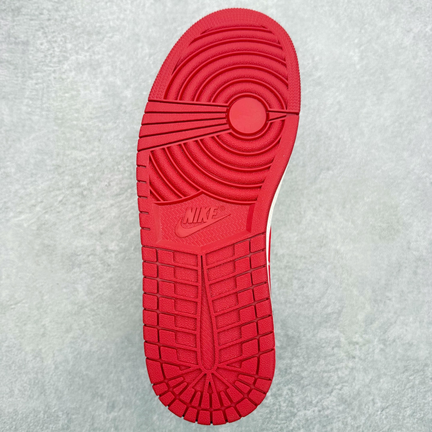 图片[9]-＃小DT Air Jordan AJ1 Low OG 低帮系列 全新流水线出品 超强性价比 DT版本平替选择 市场第二梯队 全部原鞋开发 原楦原纸板开发 全鞋电脑针车 原厂内置全掌气垫 原盒内在原标 唯一Zp原版鞋带绑法 免检产品 全新2022版型 全头层皮料 完美零毛边处理 原厂配置全掌气垫 价格定位良心 几十个配色陆续出货 实拍调校N版已经零色差零失真 百分百还原实物色彩所见即所得 不存在货不对板色差等低级问题 选购参考实物拍摄 不混卖不参货 只用心做好货严格选品 承诺混一赔十 尺码：36 36.5 37.5 38 38.5 39 40 40.5 41 42 42.5 43 44 44.5 45 46-选品中心