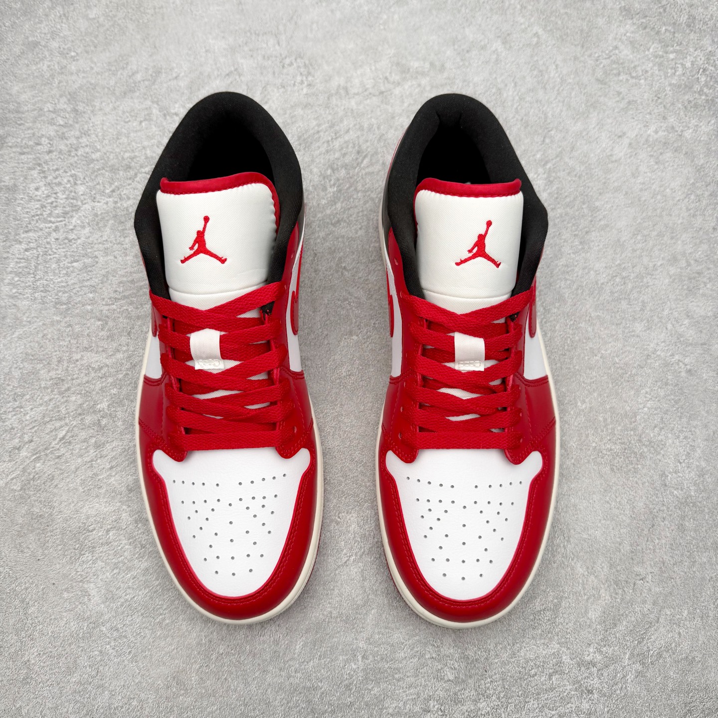 图片[2]-＃小DT Air Jordan AJ1 Low OG 低帮系列 全新流水线出品 超强性价比 DT版本平替选择 市场第二梯队 全部原鞋开发 原楦原纸板开发 全鞋电脑针车 原厂内置全掌气垫 原盒内在原标 唯一Zp原版鞋带绑法 免检产品 全新2022版型 全头层皮料 完美零毛边处理 原厂配置全掌气垫 价格定位良心 几十个配色陆续出货 实拍调校N版已经零色差零失真 百分百还原实物色彩所见即所得 不存在货不对板色差等低级问题 选购参考实物拍摄 不混卖不参货 只用心做好货严格选品 承诺混一赔十 尺码：36 36.5 37.5 38 38.5 39 40 40.5 41 42 42.5 43 44 44.5 45 46-选品中心