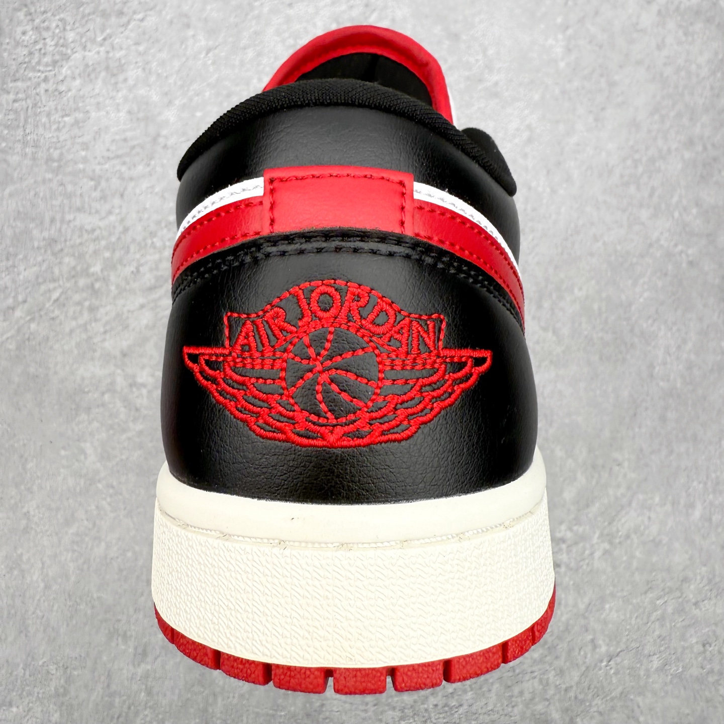 图片[8]-＃小DT Air Jordan AJ1 Low OG 低帮系列 全新流水线出品 超强性价比 DT版本平替选择 市场第二梯队 全部原鞋开发 原楦原纸板开发 全鞋电脑针车 原厂内置全掌气垫 原盒内在原标 唯一Zp原版鞋带绑法 免检产品 全新2022版型 全头层皮料 完美零毛边处理 原厂配置全掌气垫 价格定位良心 几十个配色陆续出货 实拍调校N版已经零色差零失真 百分百还原实物色彩所见即所得 不存在货不对板色差等低级问题 选购参考实物拍摄 不混卖不参货 只用心做好货严格选品 承诺混一赔十 尺码：36 36.5 37.5 38 38.5 39 40 40.5 41 42 42.5 43 44 44.5 45 46-选品中心