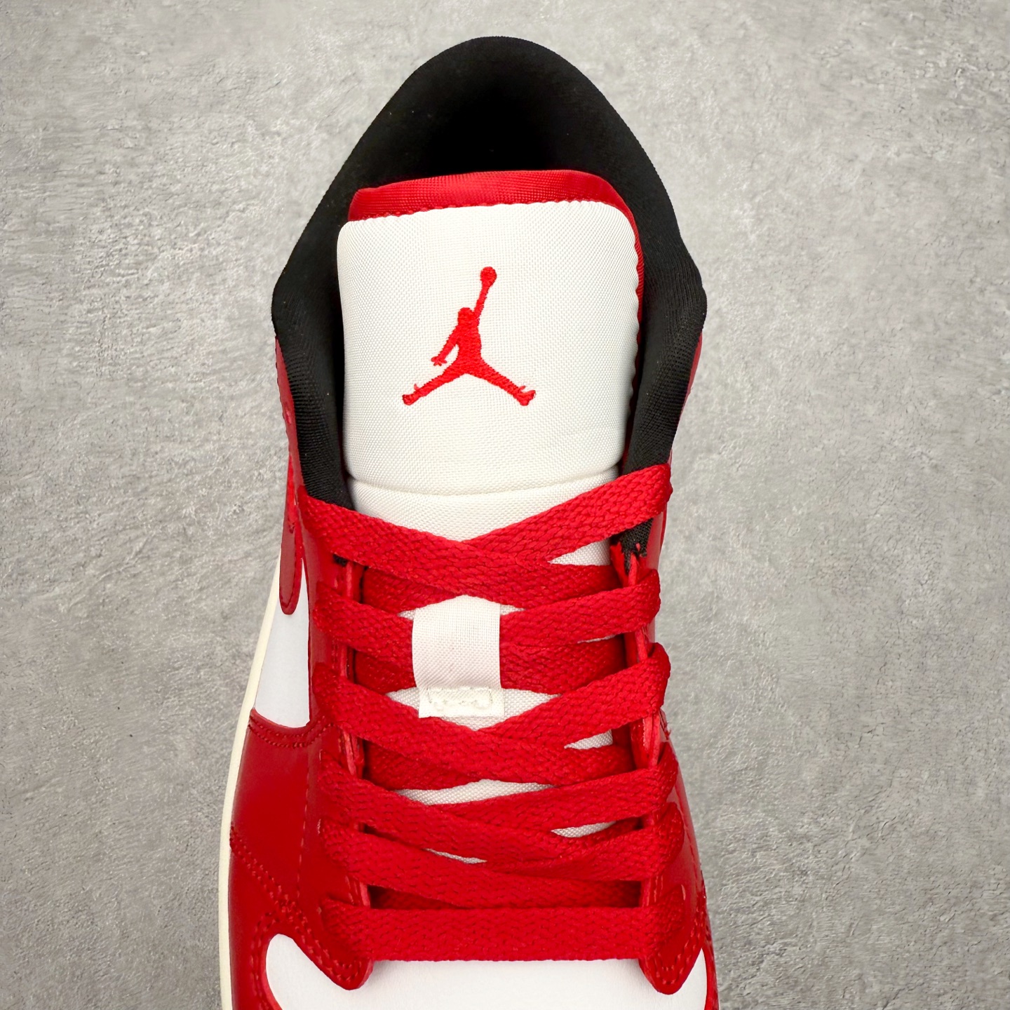 图片[5]-＃小DT Air Jordan AJ1 Low OG 低帮系列 全新流水线出品 超强性价比 DT版本平替选择 市场第二梯队 全部原鞋开发 原楦原纸板开发 全鞋电脑针车 原厂内置全掌气垫 原盒内在原标 唯一Zp原版鞋带绑法 免检产品 全新2022版型 全头层皮料 完美零毛边处理 原厂配置全掌气垫 价格定位良心 几十个配色陆续出货 实拍调校N版已经零色差零失真 百分百还原实物色彩所见即所得 不存在货不对板色差等低级问题 选购参考实物拍摄 不混卖不参货 只用心做好货严格选品 承诺混一赔十 尺码：36 36.5 37.5 38 38.5 39 40 40.5 41 42 42.5 43 44 44.5 45 46-选品中心