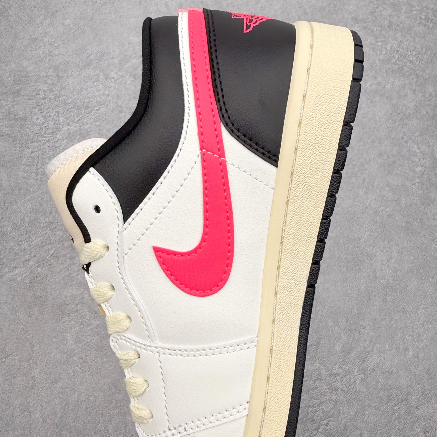 图片[7]-＃小DT Air Jordan AJ1 Low OG 低帮系列 全新流水线出品 超强性价比 DT版本平替选择 市场第二梯队 全部原鞋开发 原楦原纸板开发 全鞋电脑针车 原厂内置全掌气垫 原盒内在原标 唯一Zp原版鞋带绑法 免检产品 全新2022版型 全头层皮料 完美零毛边处理 原厂配置全掌气垫 价格定位良心 几十个配色陆续出货 实拍调校N版已经零色差零失真 百分百还原实物色彩所见即所得 不存在货不对板色差等低级问题 选购参考实物拍摄 不混卖不参货 只用心做好货严格选品 承诺混一赔十 尺码：36 36.5 37.5 38 38.5 39 40 40.5 41 42 42.5 43 44 44.5 45 46-选品中心