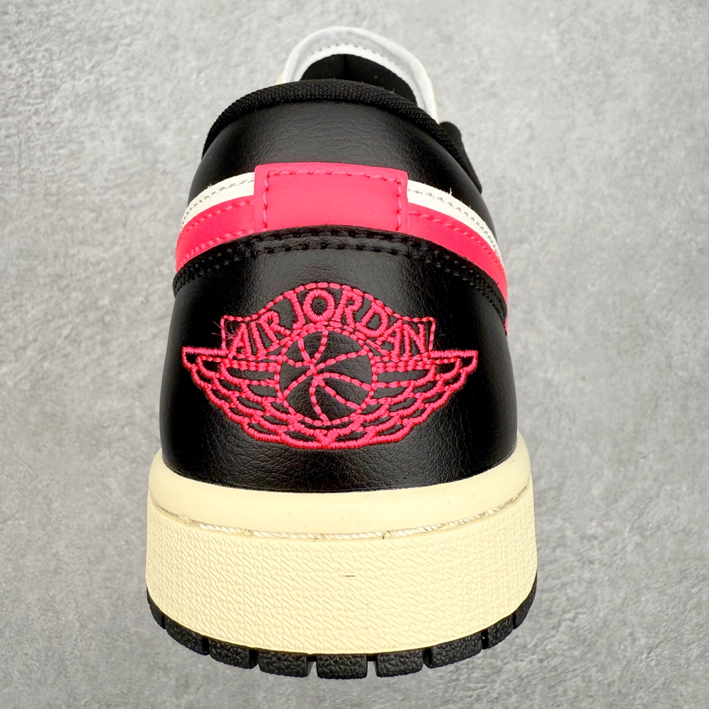 图片[8]-＃小DT Air Jordan AJ1 Low OG 低帮系列 全新流水线出品 超强性价比 DT版本平替选择 市场第二梯队 全部原鞋开发 原楦原纸板开发 全鞋电脑针车 原厂内置全掌气垫 原盒内在原标 唯一Zp原版鞋带绑法 免检产品 全新2022版型 全头层皮料 完美零毛边处理 原厂配置全掌气垫 价格定位良心 几十个配色陆续出货 实拍调校N版已经零色差零失真 百分百还原实物色彩所见即所得 不存在货不对板色差等低级问题 选购参考实物拍摄 不混卖不参货 只用心做好货严格选品 承诺混一赔十 尺码：36 36.5 37.5 38 38.5 39 40 40.5 41 42 42.5 43 44 44.5 45 46-选品中心