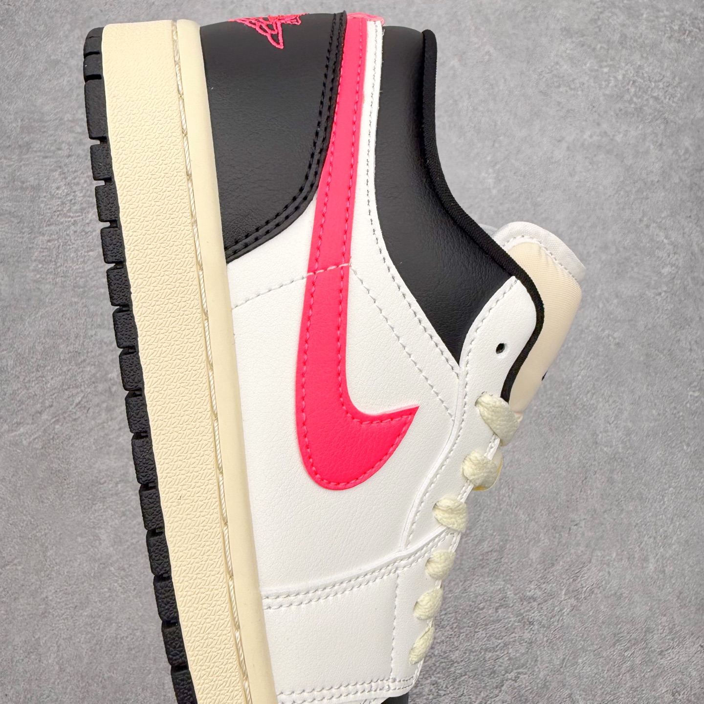 图片[6]-＃小DT Air Jordan AJ1 Low OG 低帮系列 全新流水线出品 超强性价比 DT版本平替选择 市场第二梯队 全部原鞋开发 原楦原纸板开发 全鞋电脑针车 原厂内置全掌气垫 原盒内在原标 唯一Zp原版鞋带绑法 免检产品 全新2022版型 全头层皮料 完美零毛边处理 原厂配置全掌气垫 价格定位良心 几十个配色陆续出货 实拍调校N版已经零色差零失真 百分百还原实物色彩所见即所得 不存在货不对板色差等低级问题 选购参考实物拍摄 不混卖不参货 只用心做好货严格选品 承诺混一赔十 尺码：36 36.5 37.5 38 38.5 39 40 40.5 41 42 42.5 43 44 44.5 45 46-选品中心