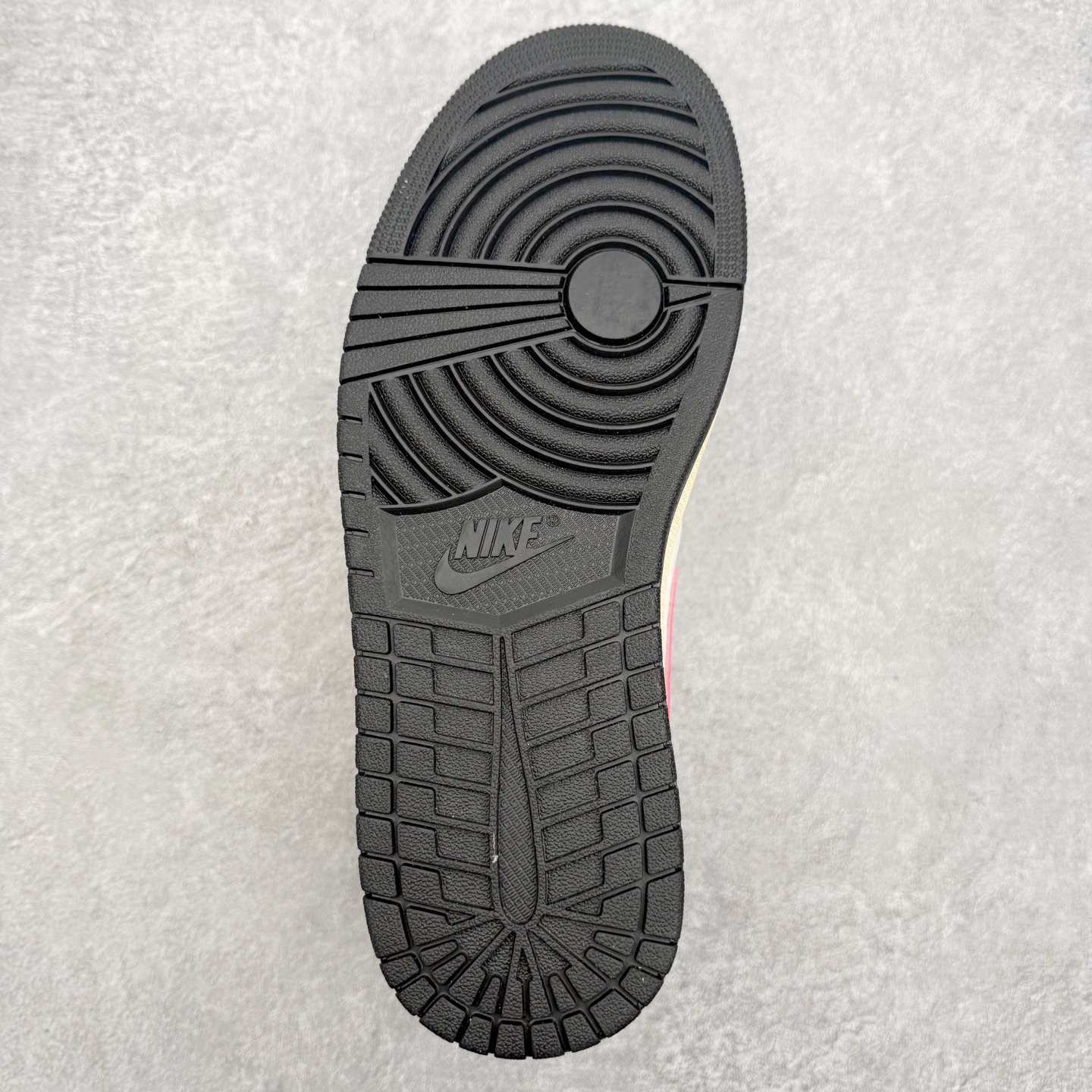 图片[9]-＃小DT Air Jordan AJ1 Low OG 低帮系列 全新流水线出品 超强性价比 DT版本平替选择 市场第二梯队 全部原鞋开发 原楦原纸板开发 全鞋电脑针车 原厂内置全掌气垫 原盒内在原标 唯一Zp原版鞋带绑法 免检产品 全新2022版型 全头层皮料 完美零毛边处理 原厂配置全掌气垫 价格定位良心 几十个配色陆续出货 实拍调校N版已经零色差零失真 百分百还原实物色彩所见即所得 不存在货不对板色差等低级问题 选购参考实物拍摄 不混卖不参货 只用心做好货严格选品 承诺混一赔十 尺码：36 36.5 37.5 38 38.5 39 40 40.5 41 42 42.5 43 44 44.5 45 46-选品中心