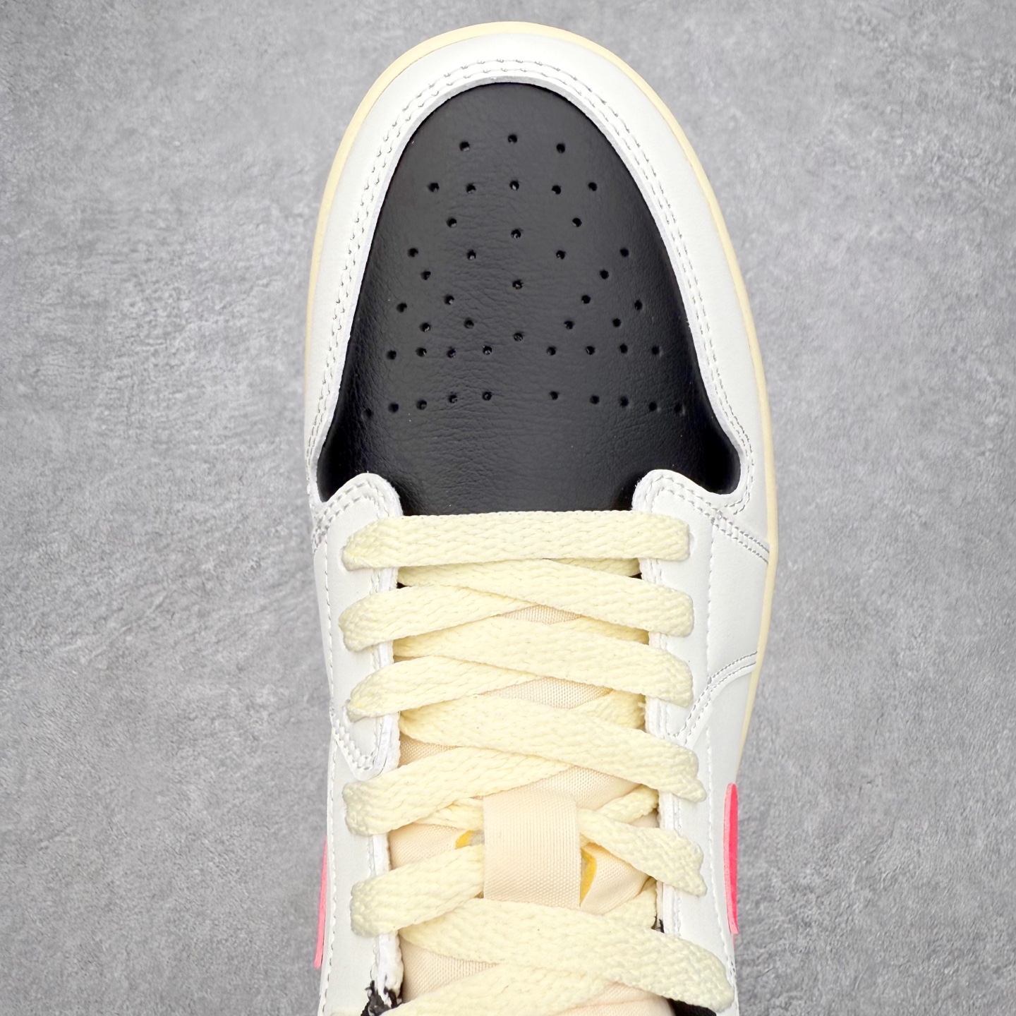 图片[4]-＃小DT Air Jordan AJ1 Low OG 低帮系列 全新流水线出品 超强性价比 DT版本平替选择 市场第二梯队 全部原鞋开发 原楦原纸板开发 全鞋电脑针车 原厂内置全掌气垫 原盒内在原标 唯一Zp原版鞋带绑法 免检产品 全新2022版型 全头层皮料 完美零毛边处理 原厂配置全掌气垫 价格定位良心 几十个配色陆续出货 实拍调校N版已经零色差零失真 百分百还原实物色彩所见即所得 不存在货不对板色差等低级问题 选购参考实物拍摄 不混卖不参货 只用心做好货严格选品 承诺混一赔十 尺码：36 36.5 37.5 38 38.5 39 40 40.5 41 42 42.5 43 44 44.5 45 46-选品中心